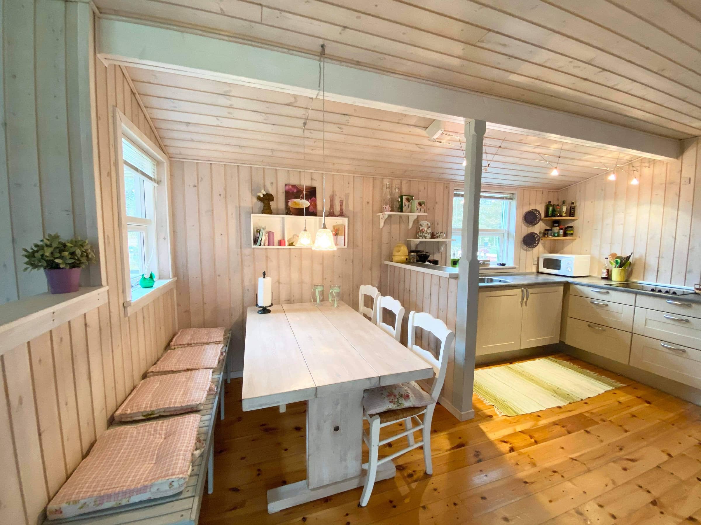 Naturskønt sommerhus med shelter og bålplads billede 3