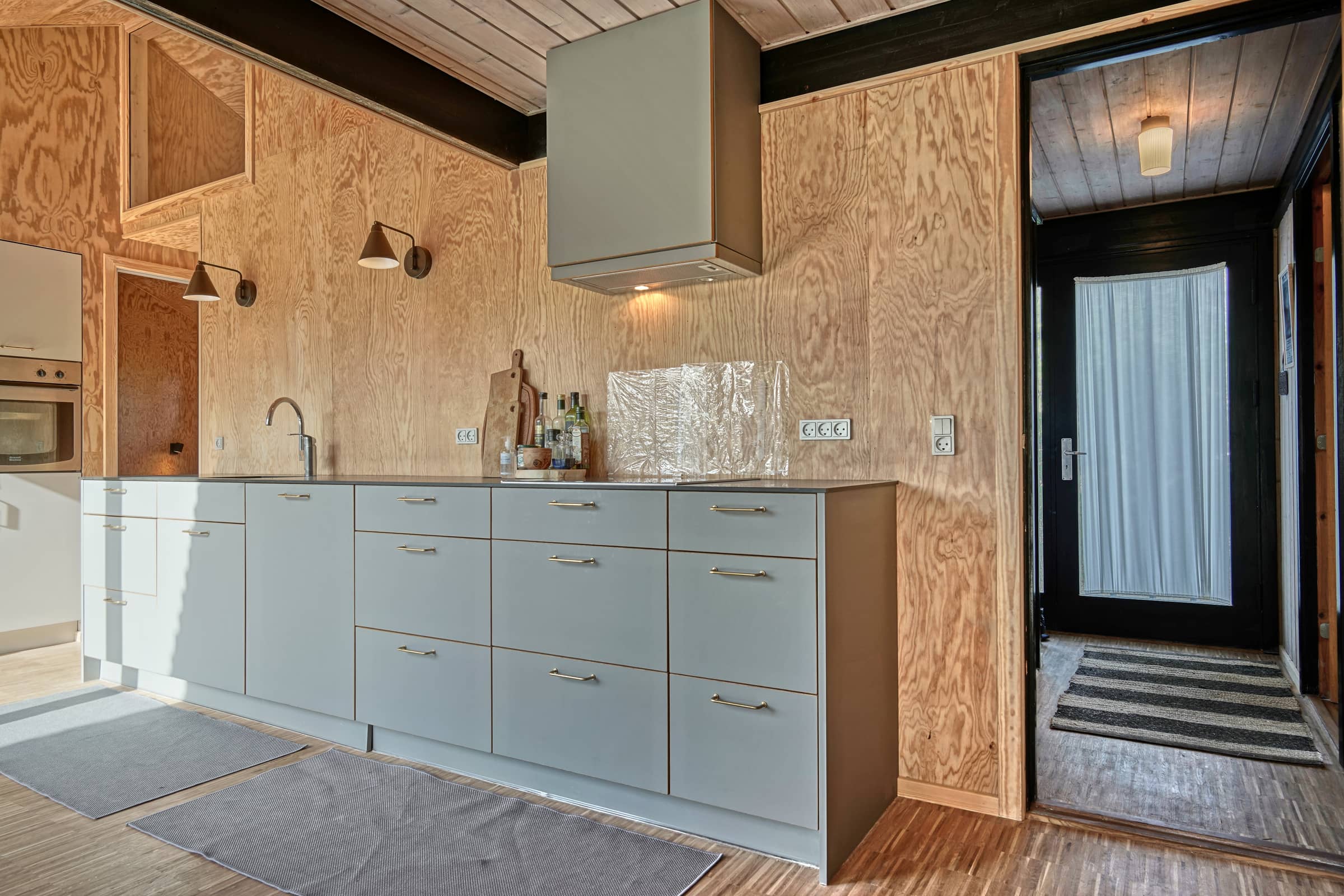 Natursmukt sommerhus nær vandet billede 3