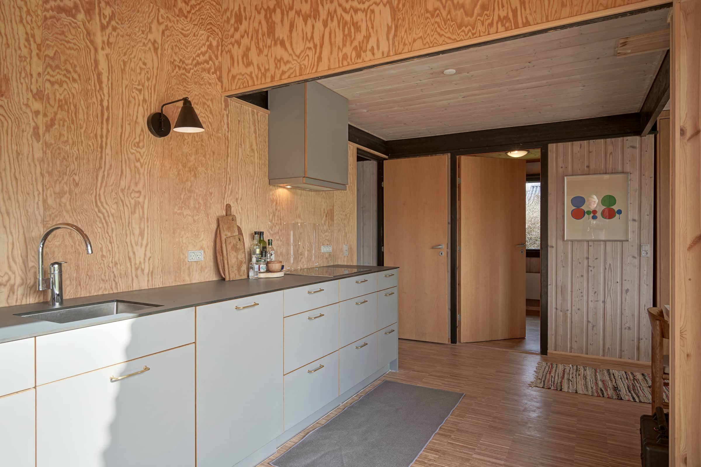 Natursmukt sommerhus nær vandet billede 5