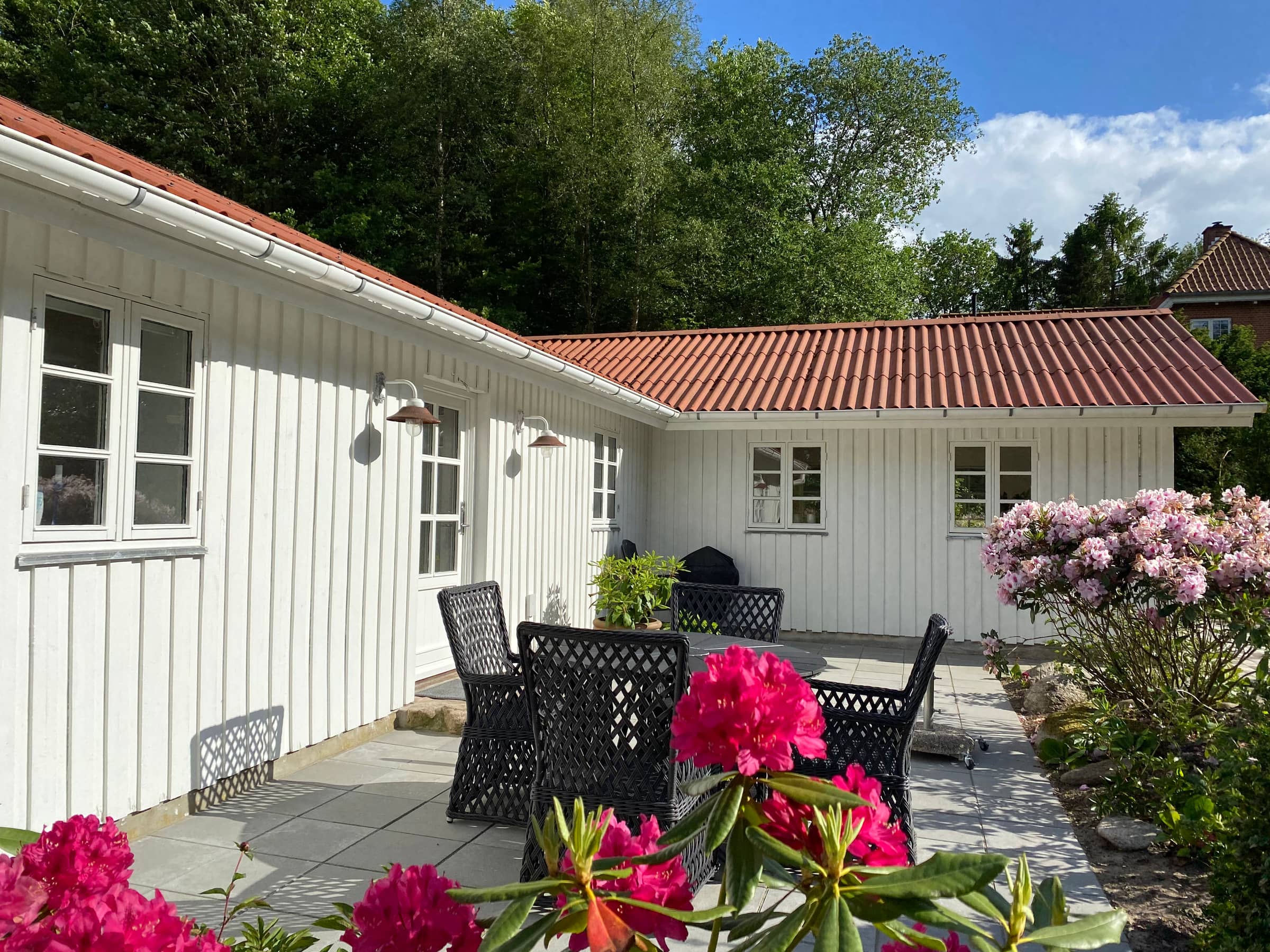Idyllisk beliggende træhus ved skov og sø billede 2