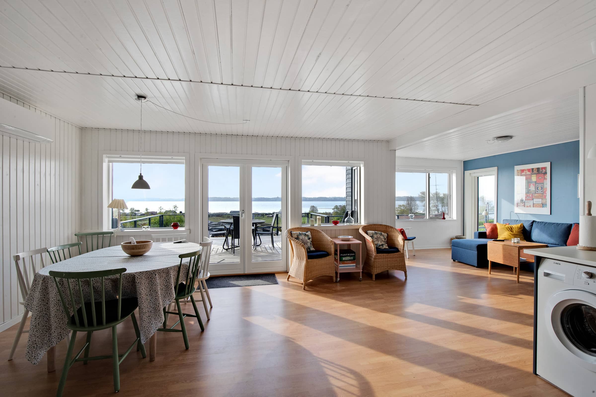 Nyrestaureret sommerhus med smuk havudsigt billede 5