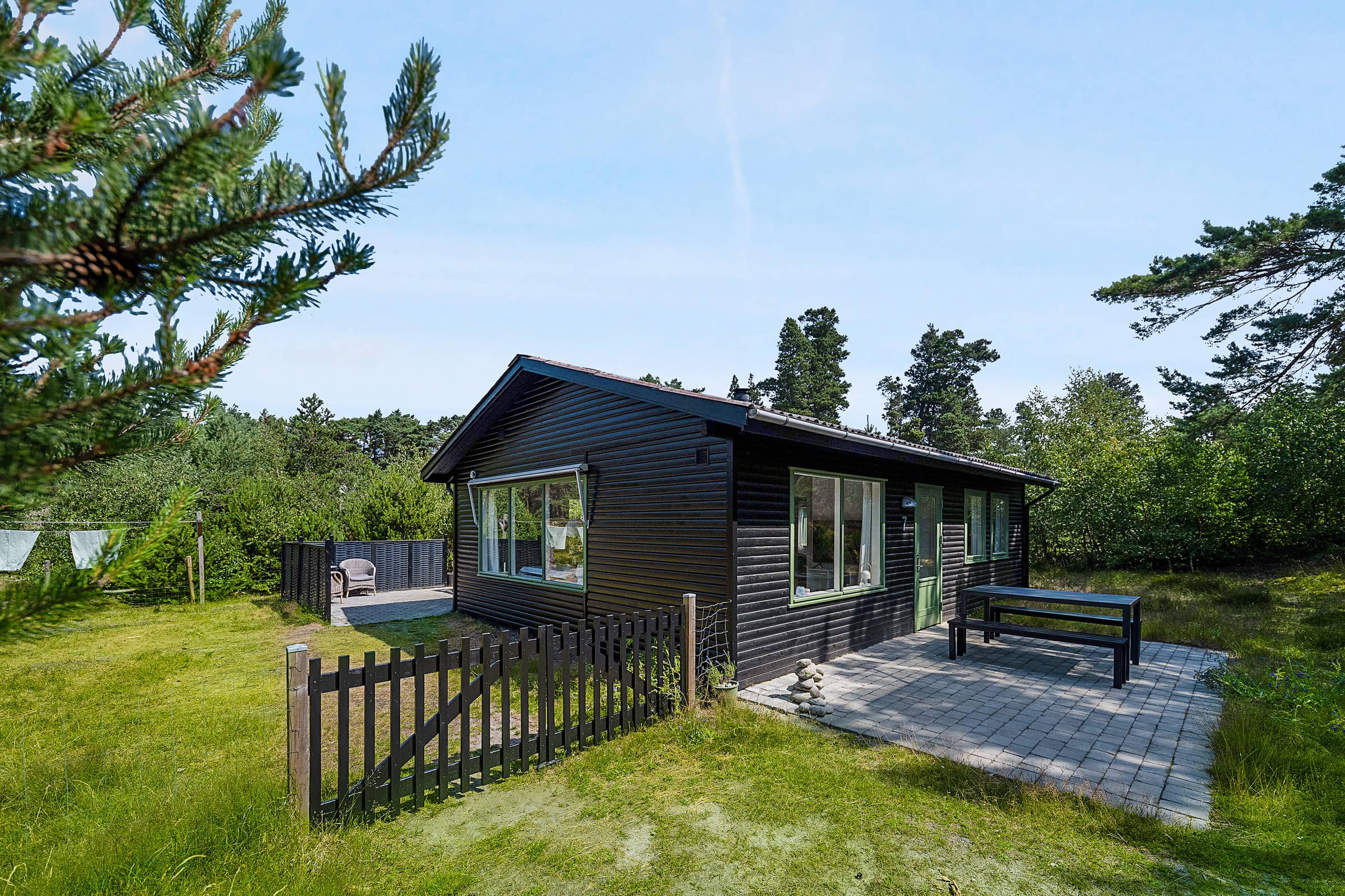 Naturskønt sommerhus nær skov og strand billede 3