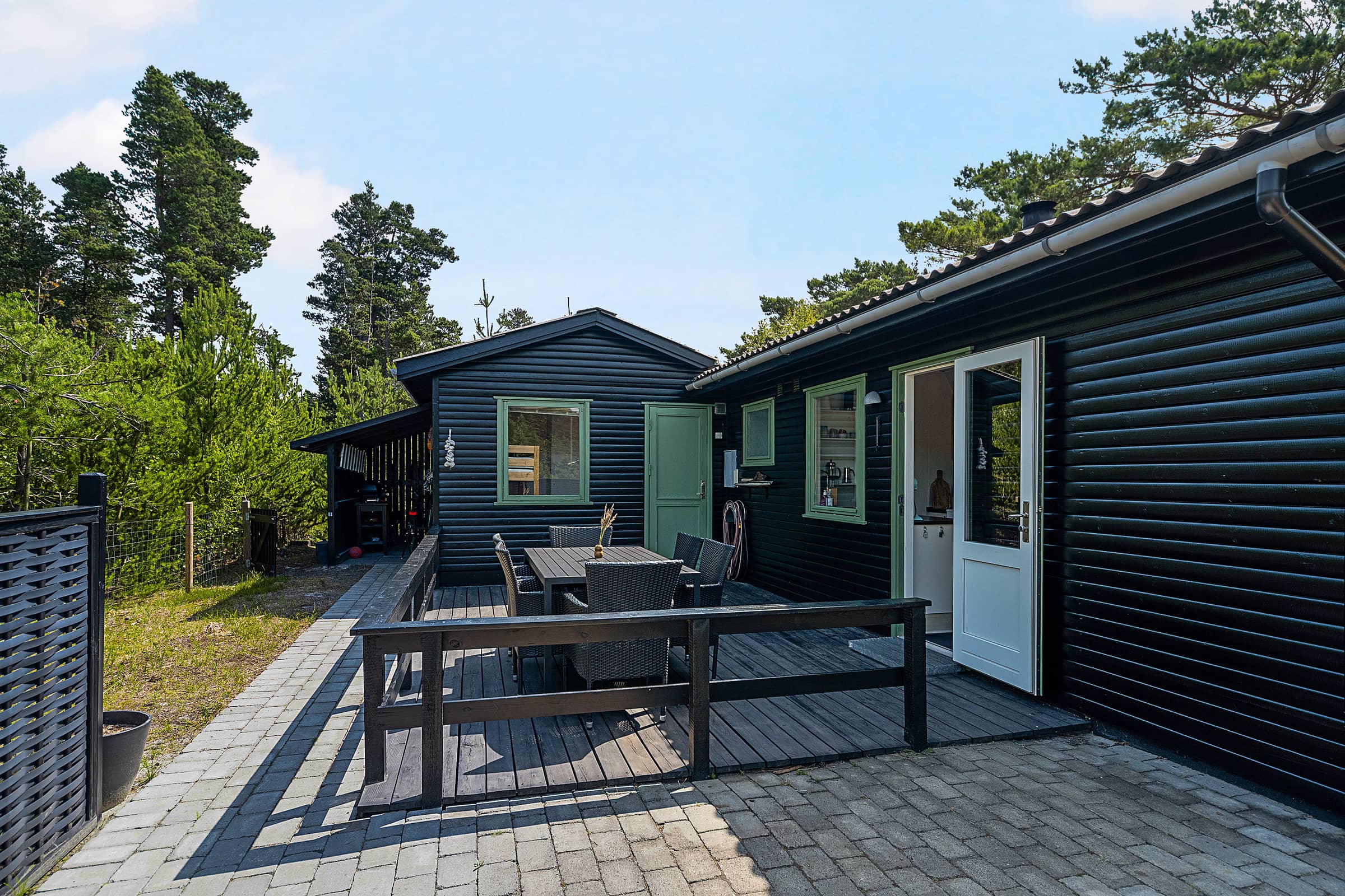 Naturskønt sommerhus nær skov og strand billede 4