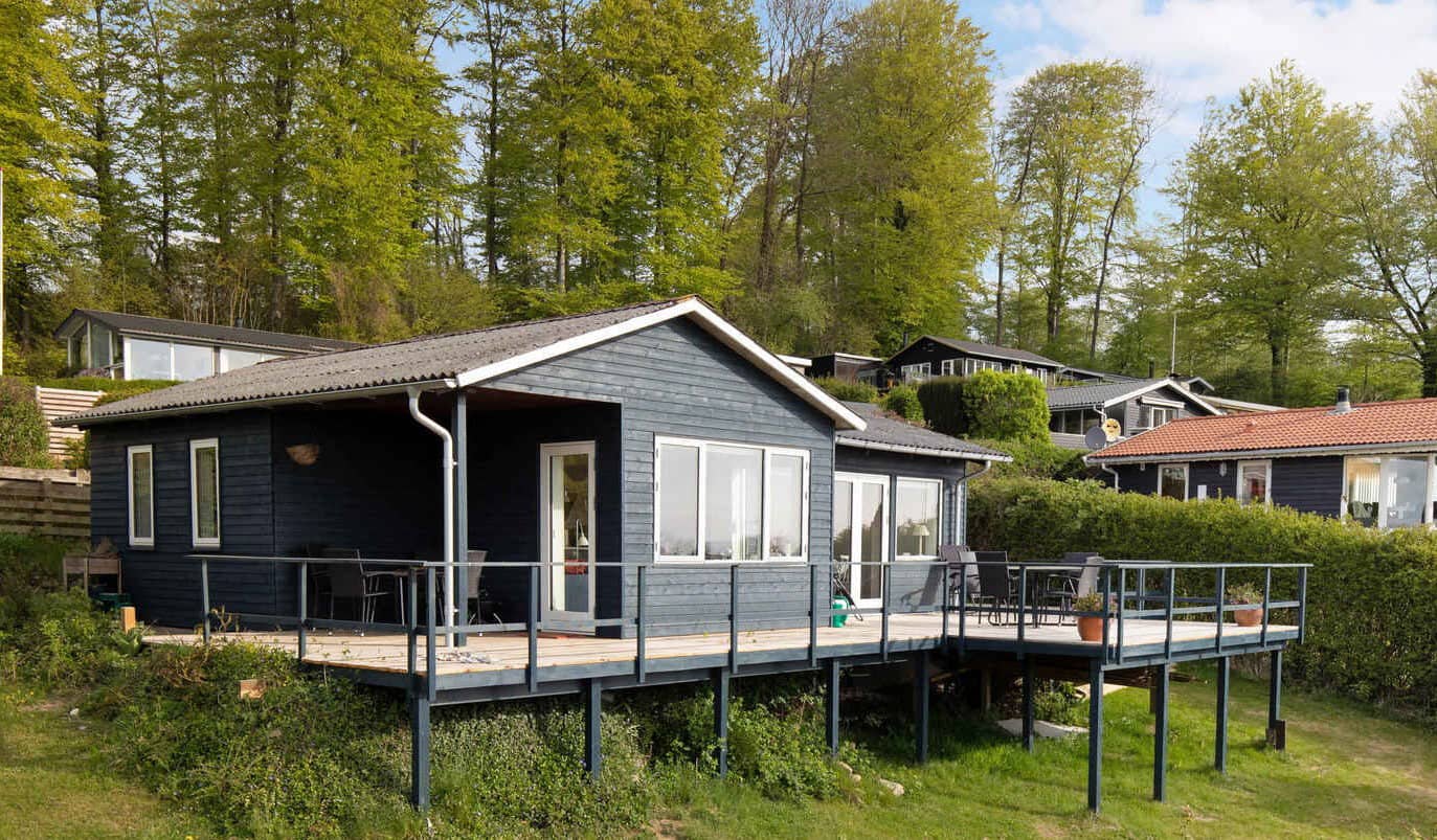 Nyrestaureret sommerhus med smuk havudsigt billede 2