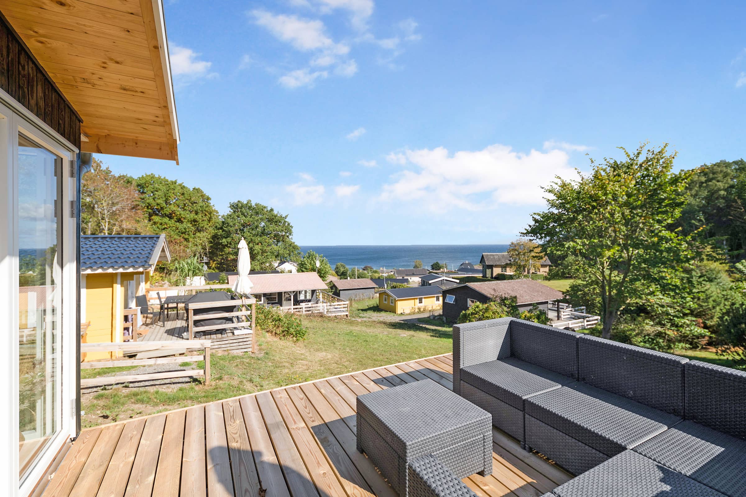 Smukt beliggende sommerhus med havudsigt billede 3