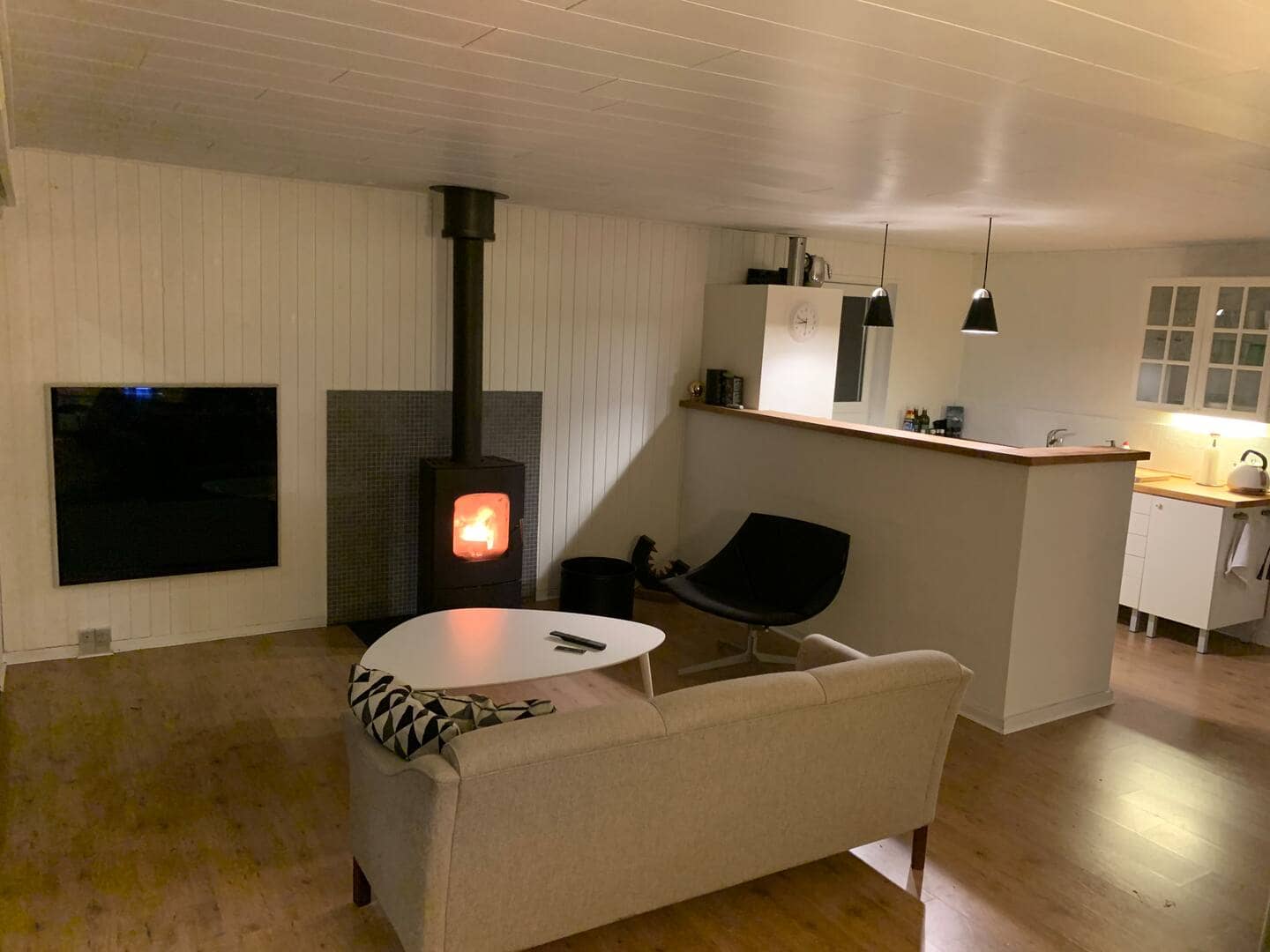 Roligt beliggende sommerhus tæt ved vandet billede 3