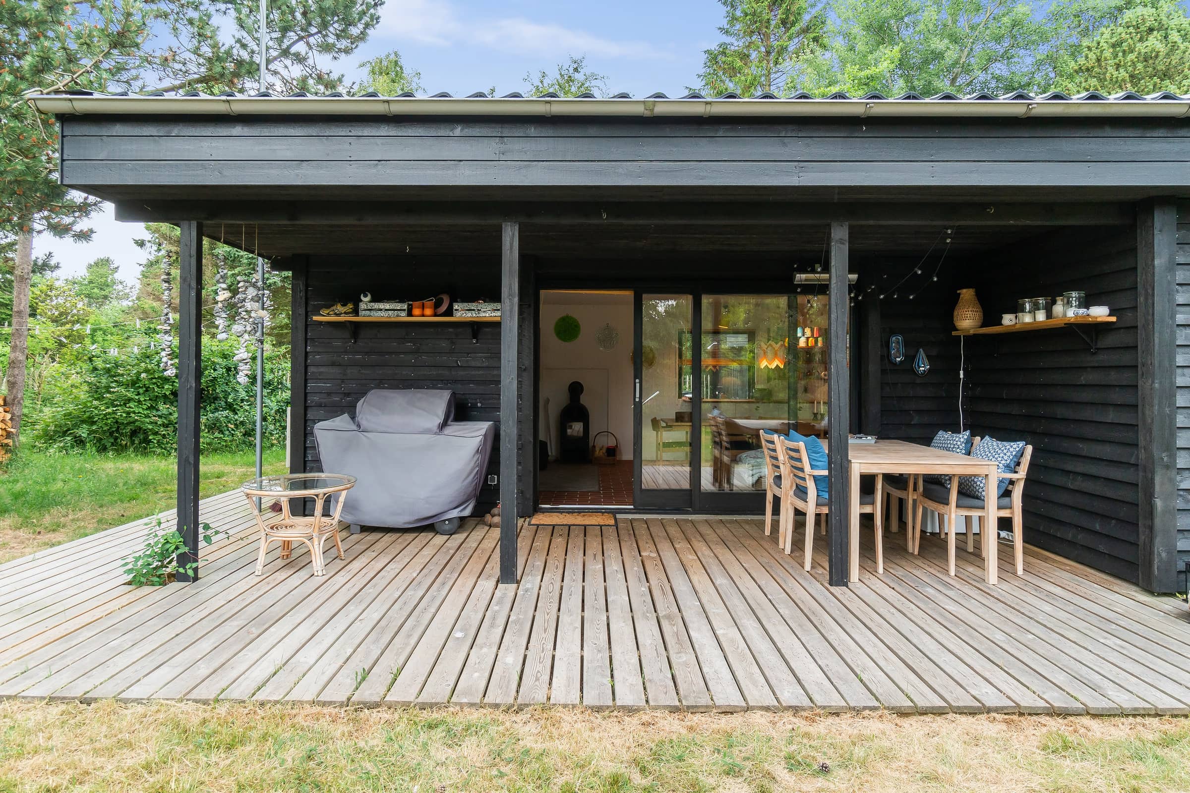 Idyllisk sommerhus nær smuk sandstrand billede 2