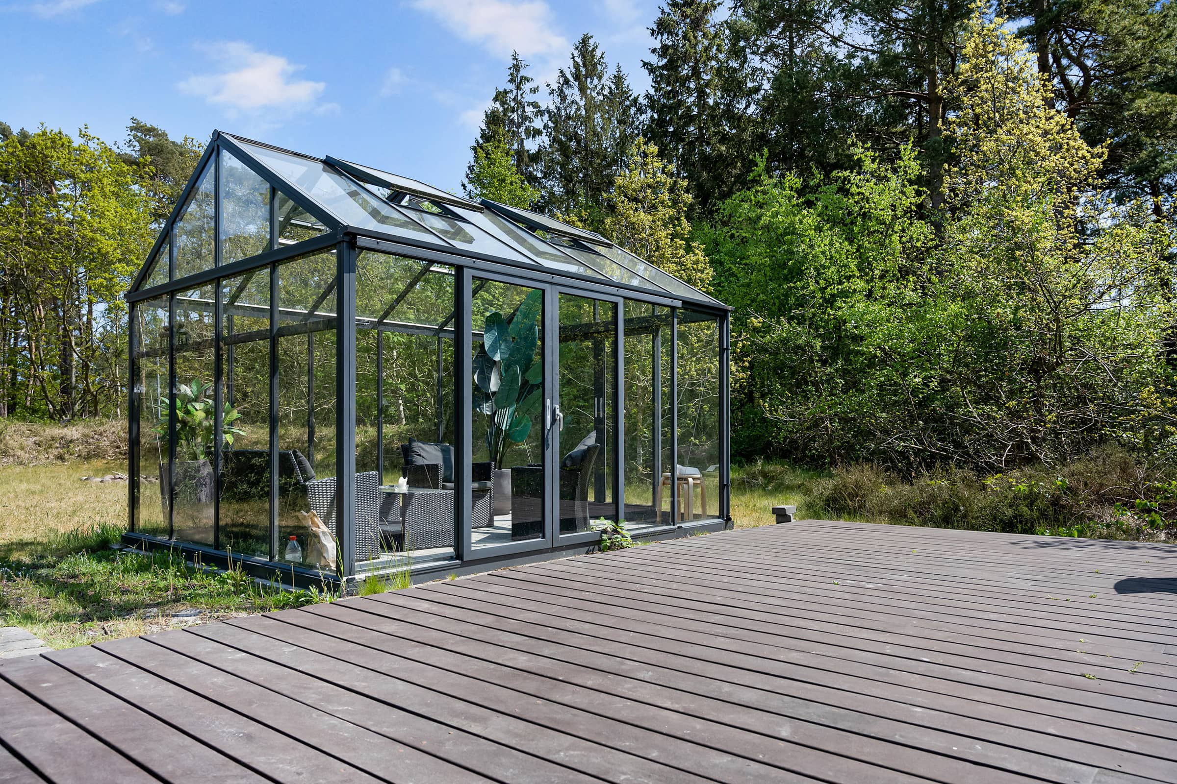 Lækkert feriehus på en dejlig naturgrund billede 3