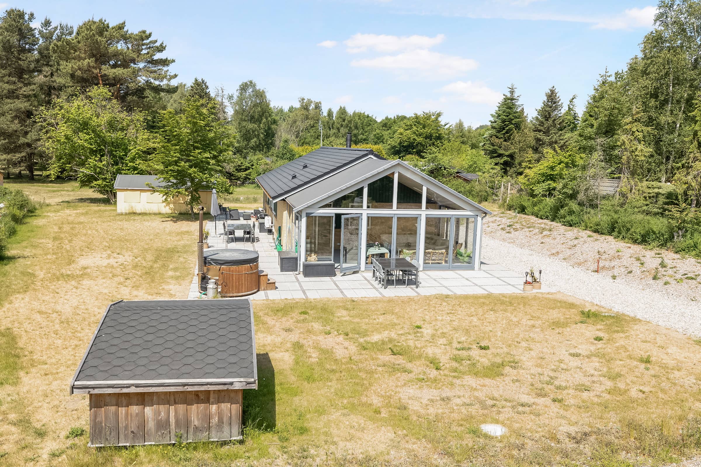 Stort sommerhus med vildmarksbad og shelter billede 2