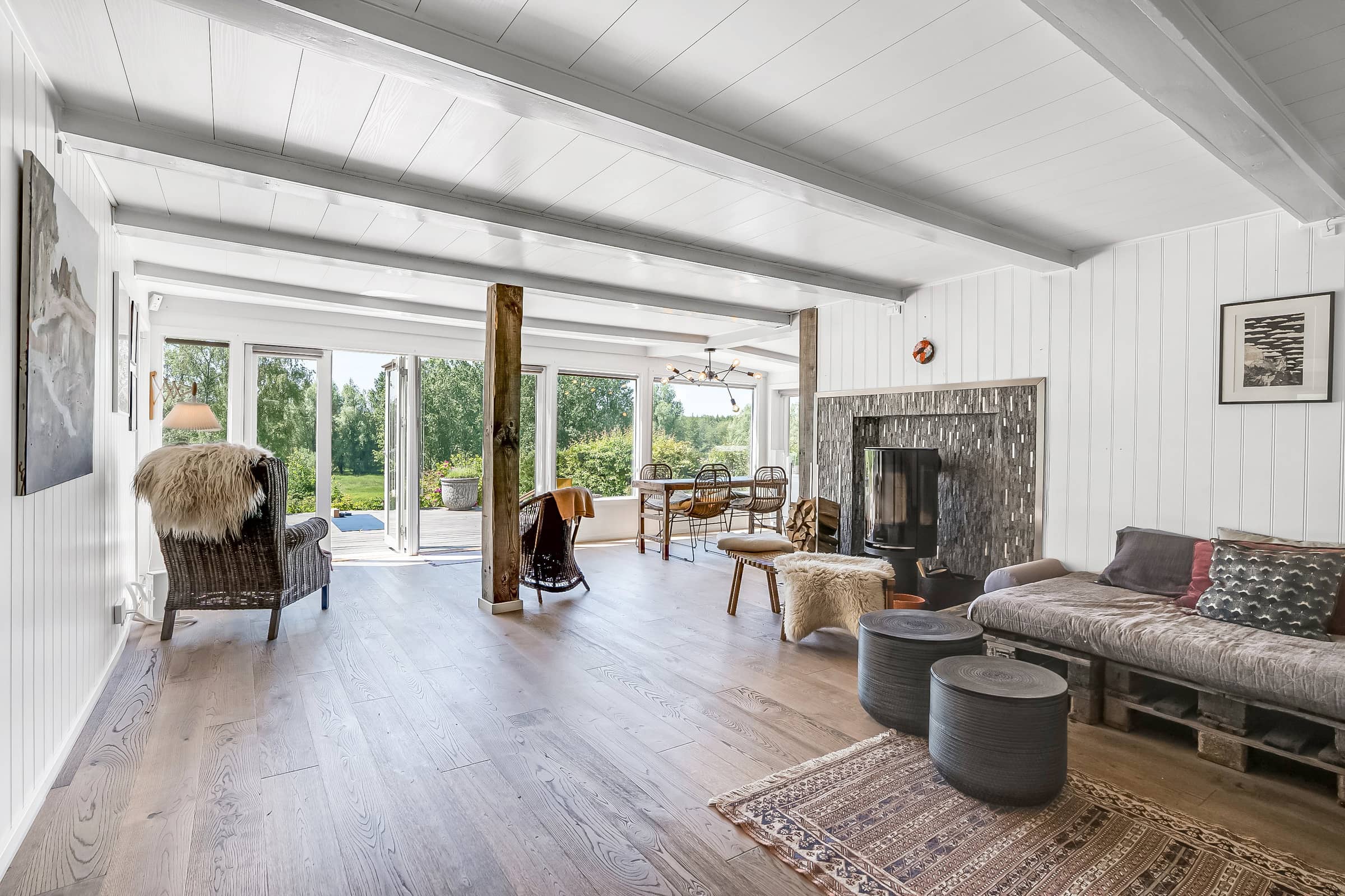 Rummeligt sommerhus med udsigt til vild natur billede 3