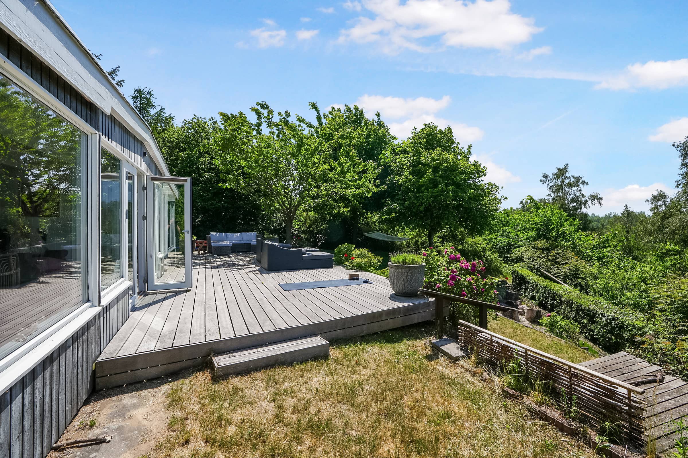 Rummeligt sommerhus med udsigt til vild natur billede 5