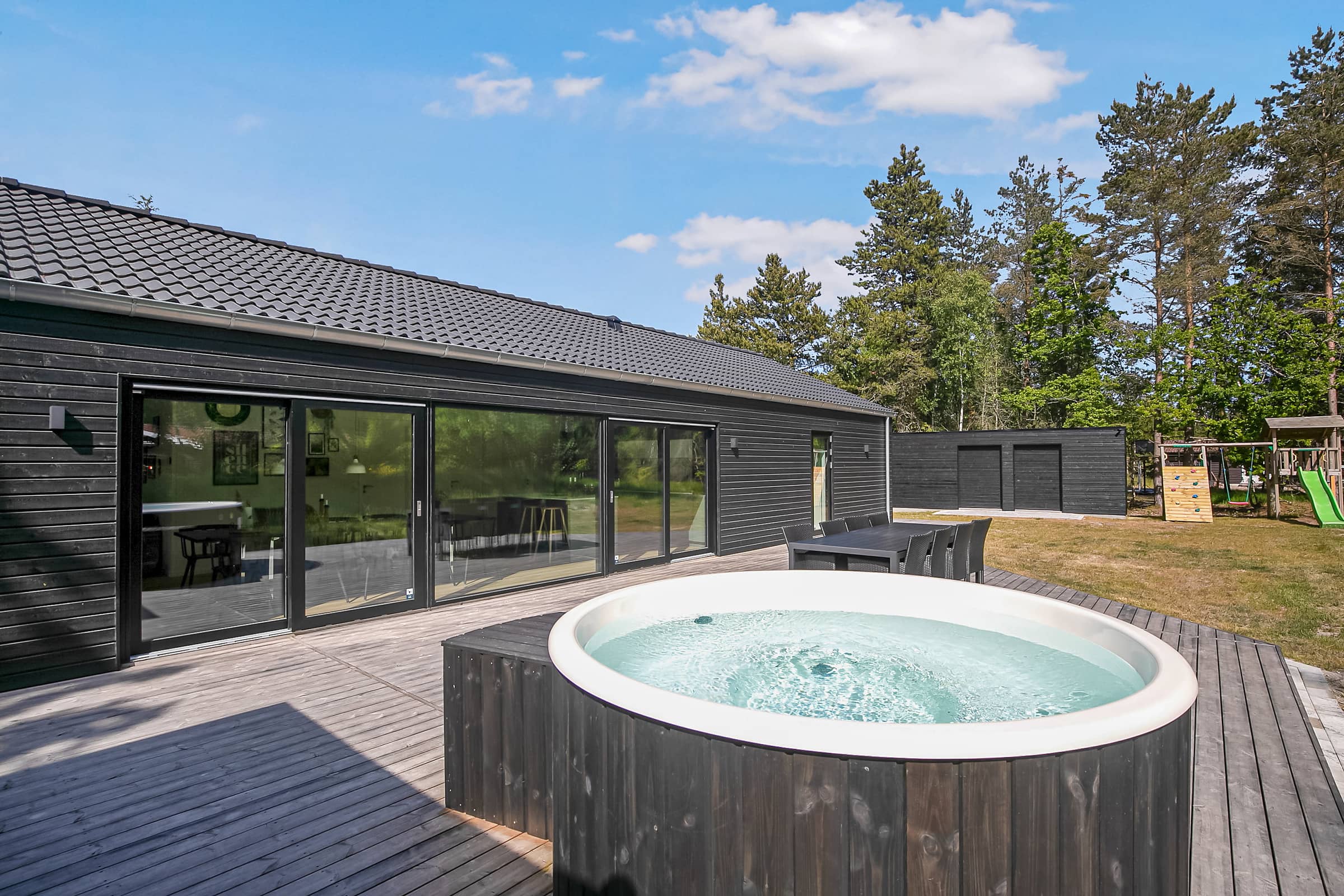 Nybygget sommerhus fuld af luksus billede 2