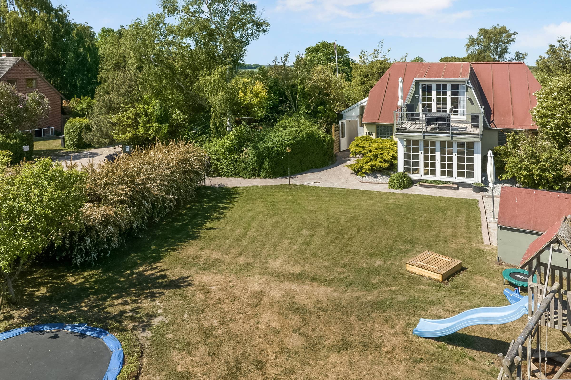 Børnevenligt sommerhus med stor indendørs pool billede 2