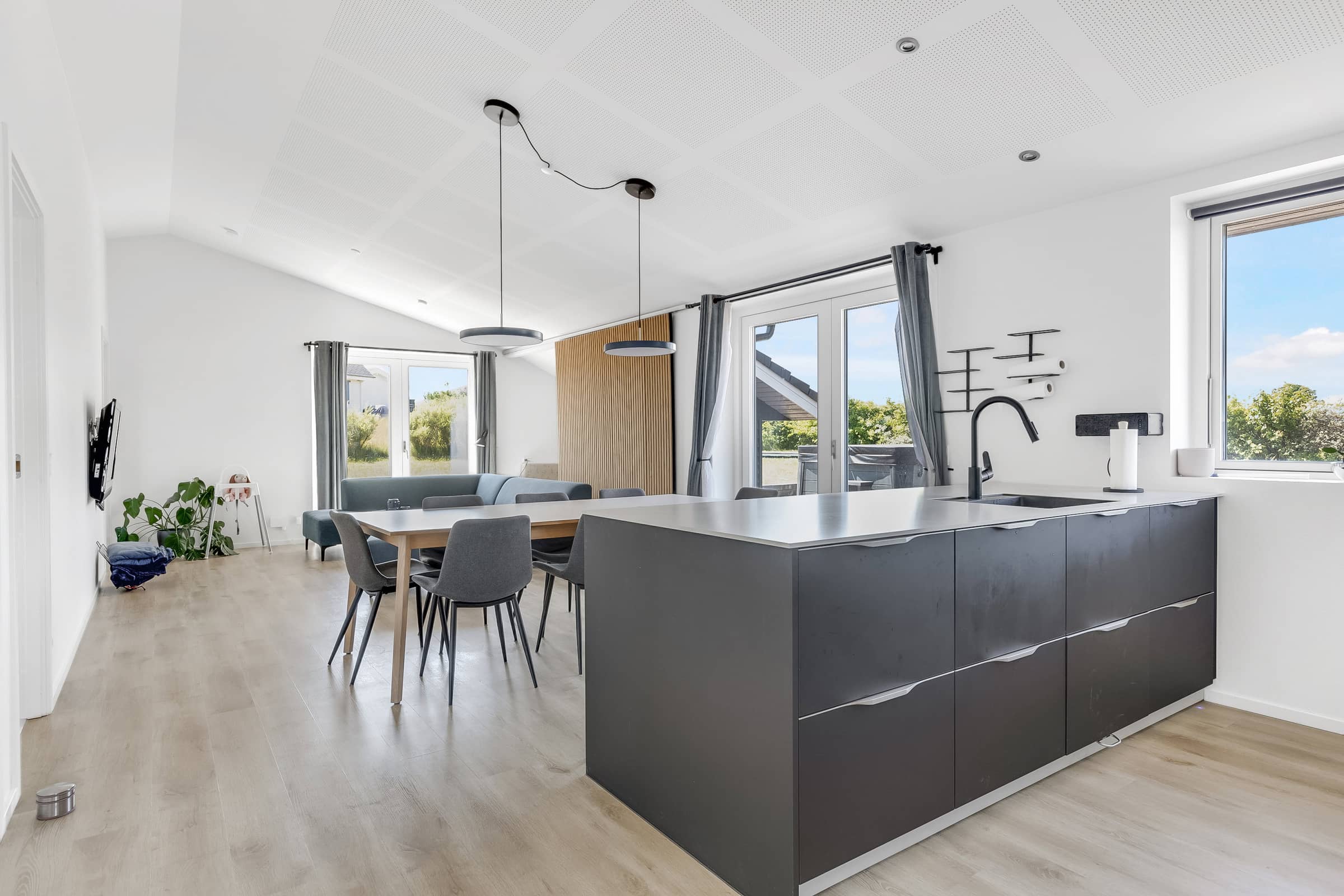 Nyt og moderne sommerhus med spabad billede 4