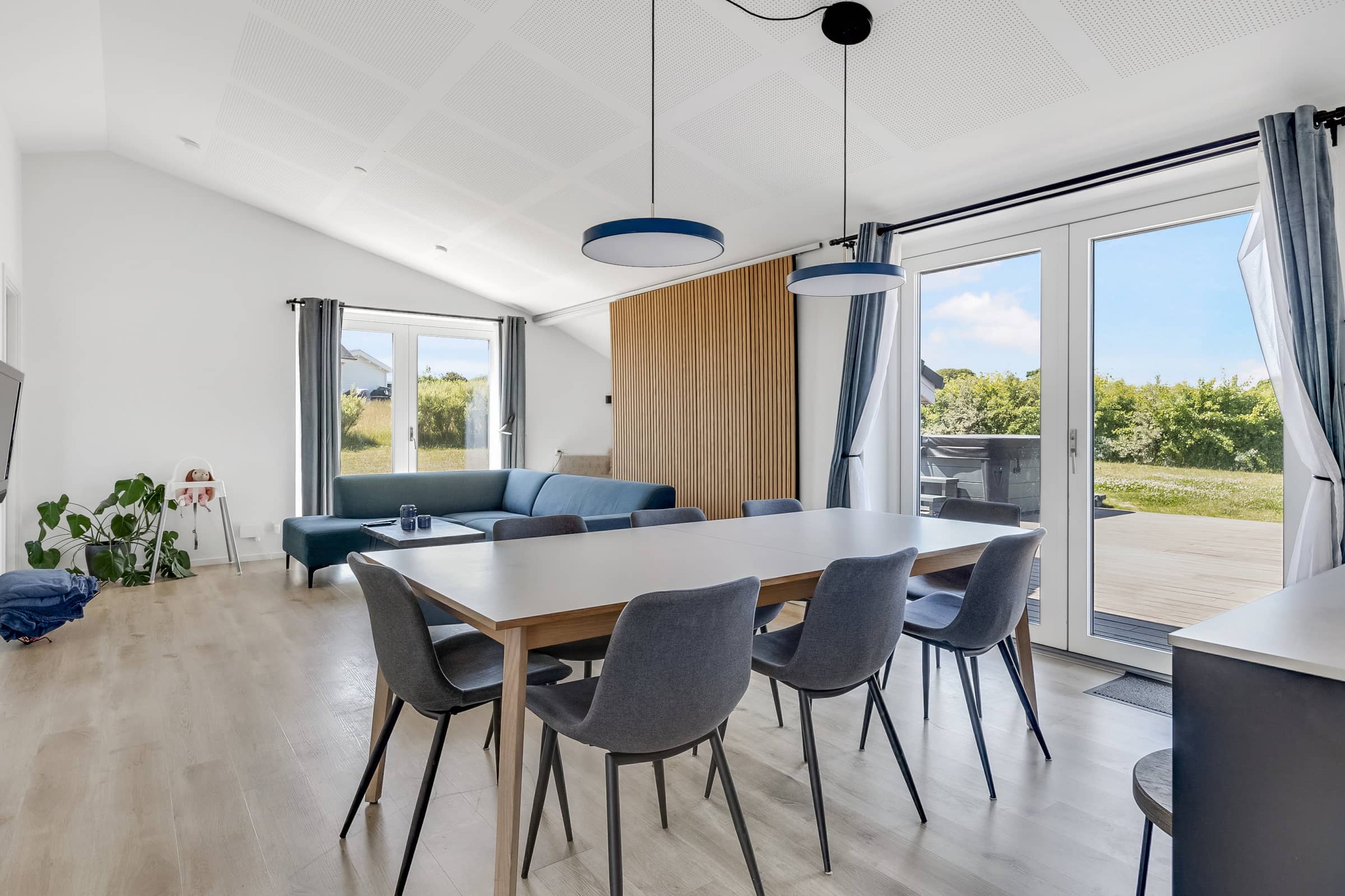 Nyt og moderne sommerhus med spabad billede 5