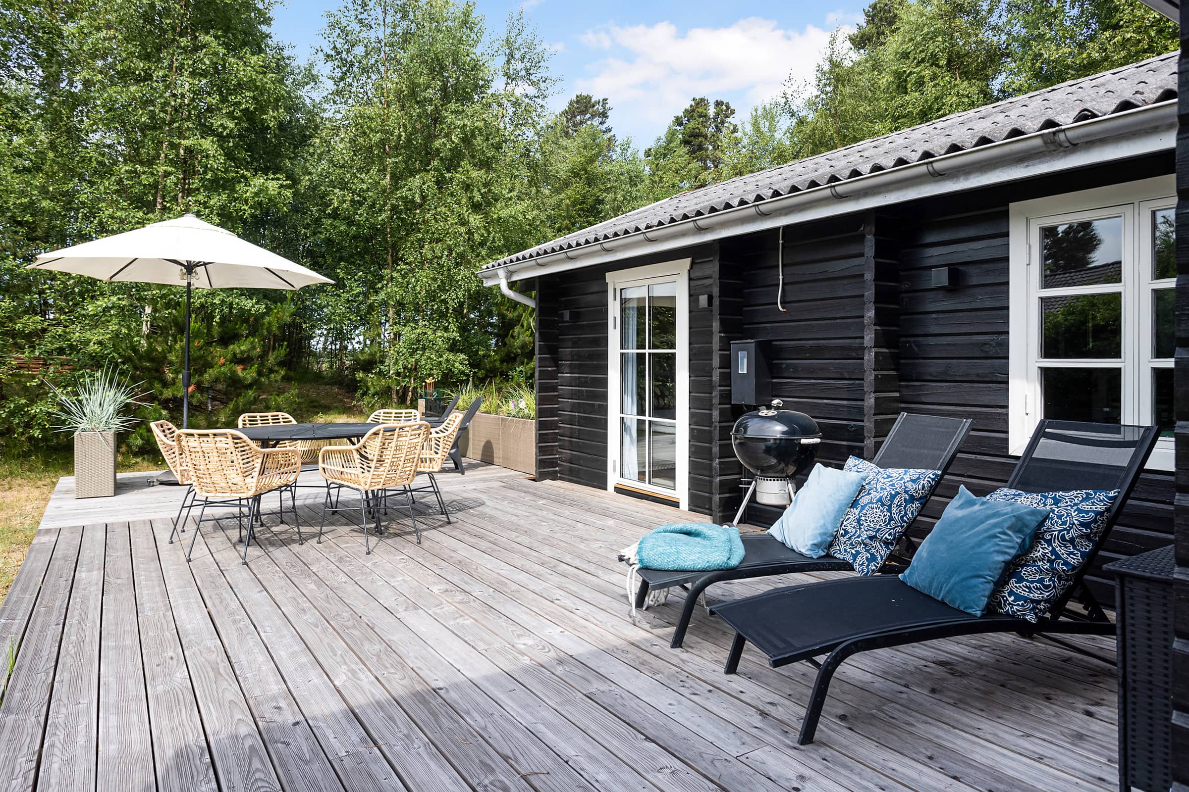 Smukt beliggende bjælkehus ved natur og strand billede 3