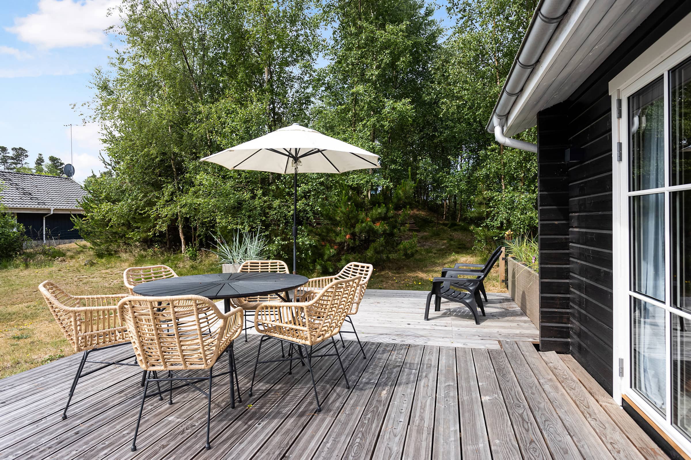 Smukt beliggende bjælkehus ved natur og strand billede 4