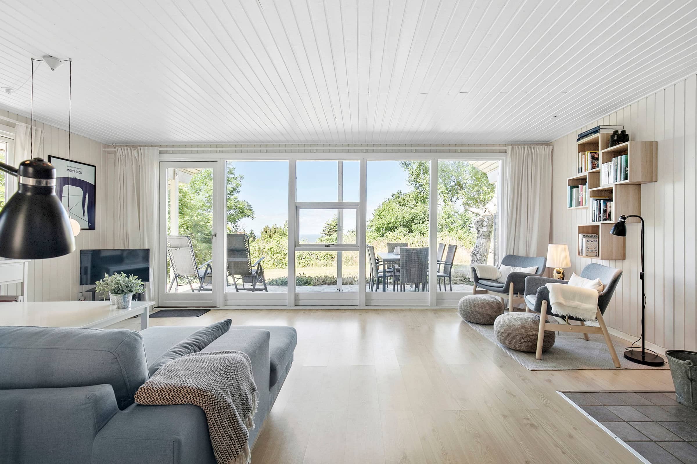 Lyst og hyggeligt sommerhus med havudsigt billede 4