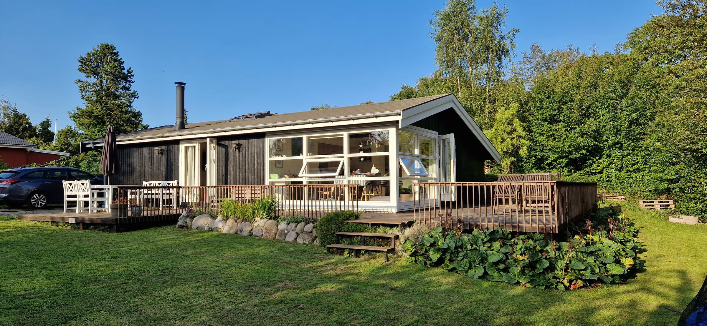 Skønt lyst sommerhus tæt på vand og strand billede 2