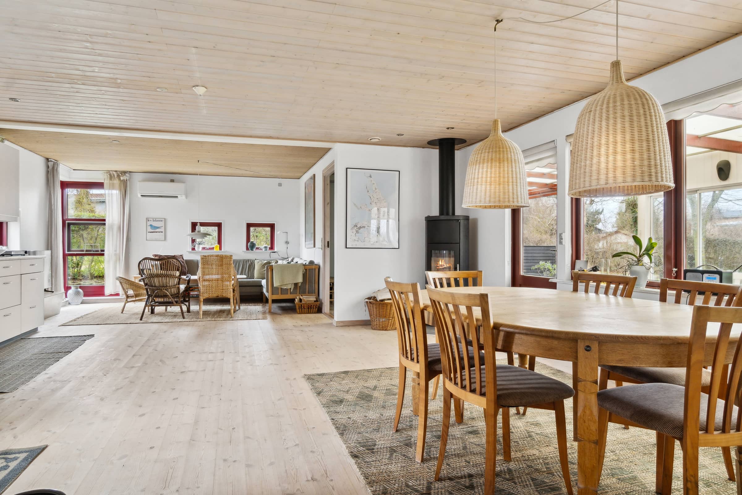 Rummelige sommerhus omgivet af skov  billede 3