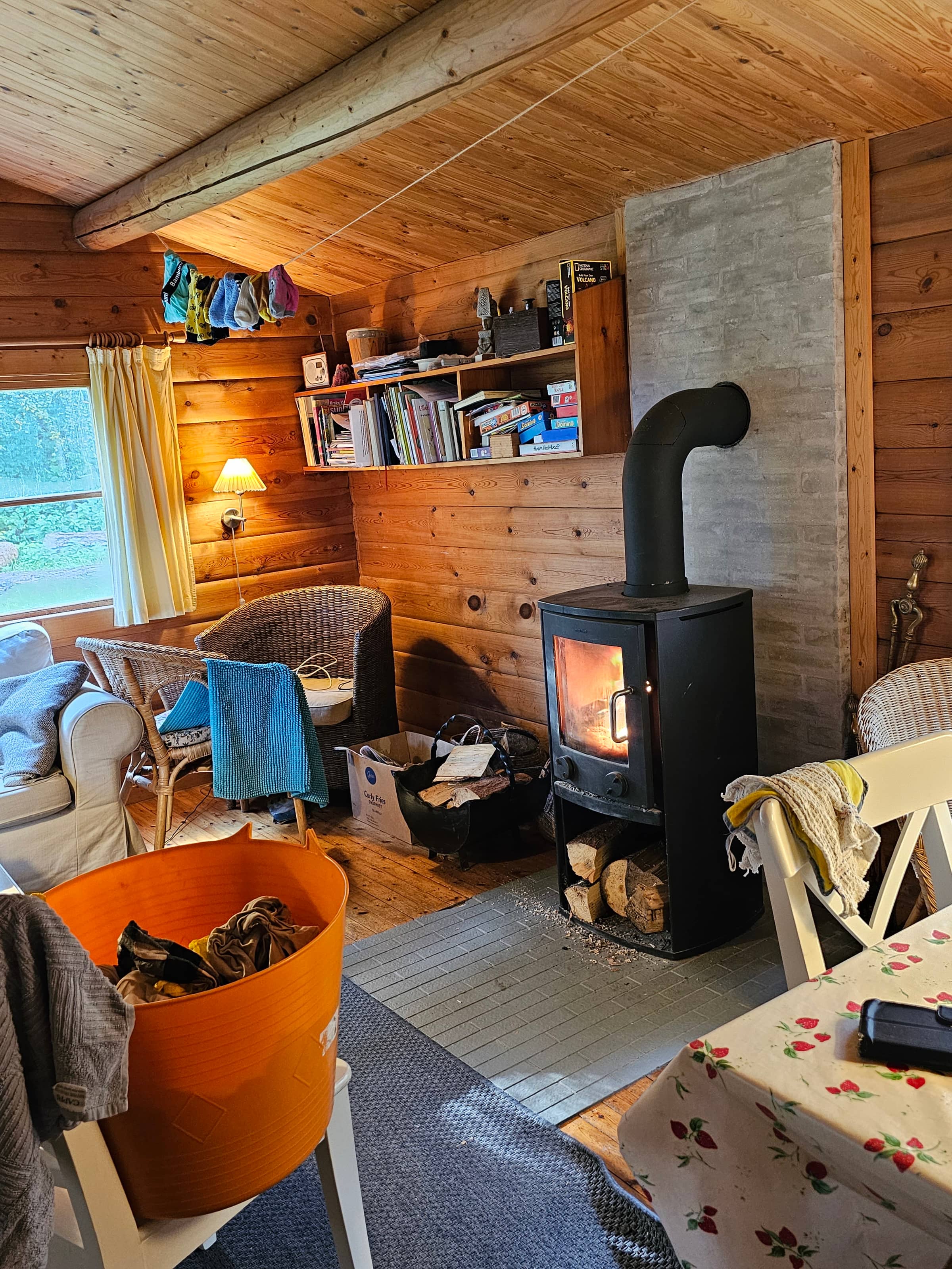 Charmerende, ældre sommerhus i naturen billede 5