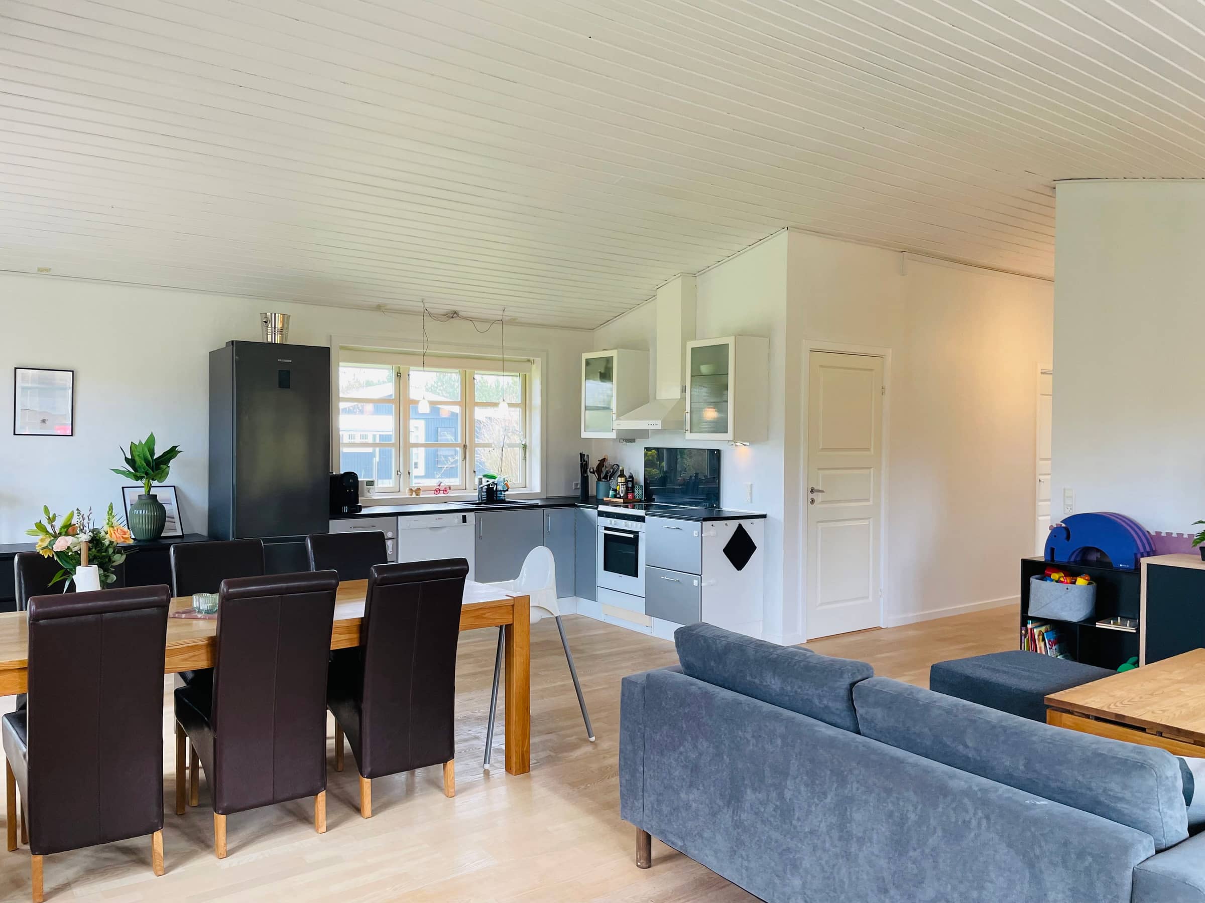 Dejligt sommerhus med ugeneret have. billede 2