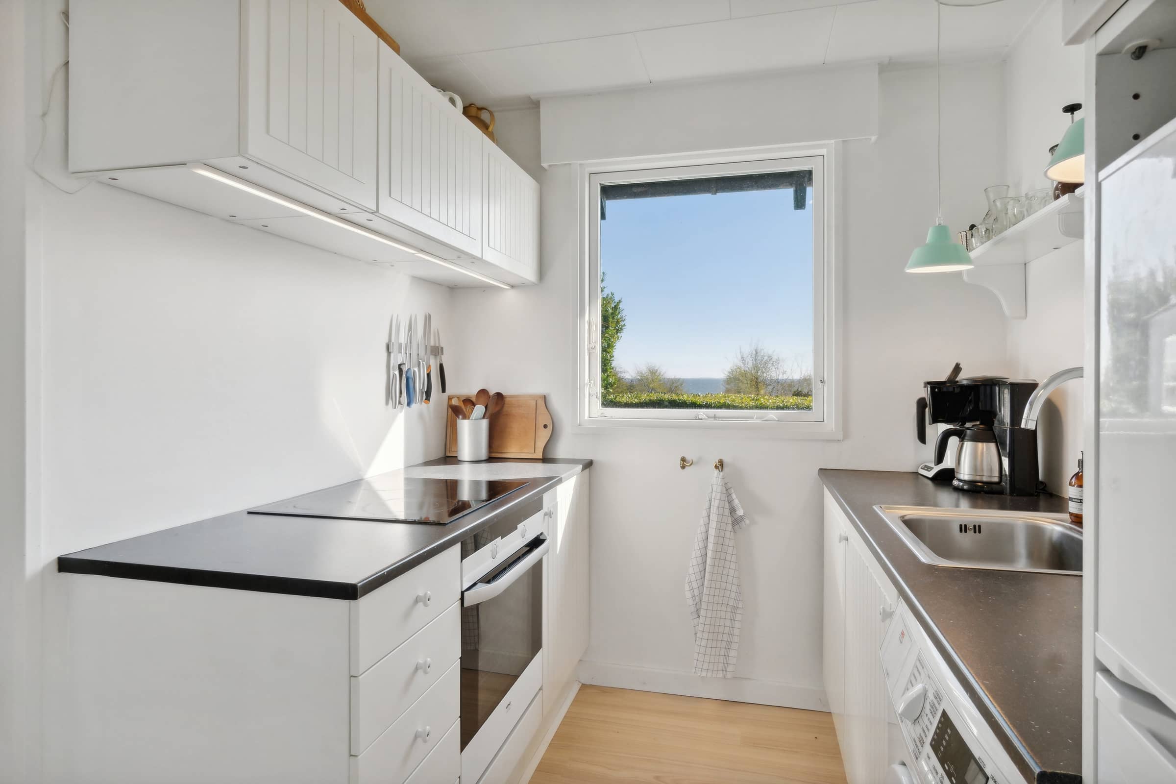 Idyllisk feriehus nær klippekyst og sandstrand billede 5