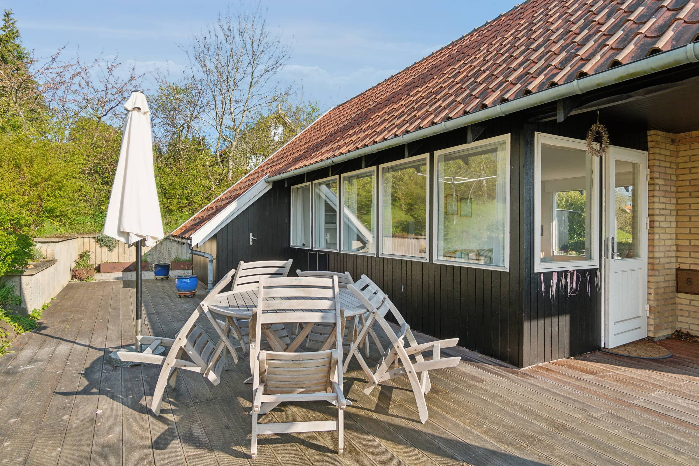 Idyllisk feriehus nær klippekyst og sandstrand billede 3