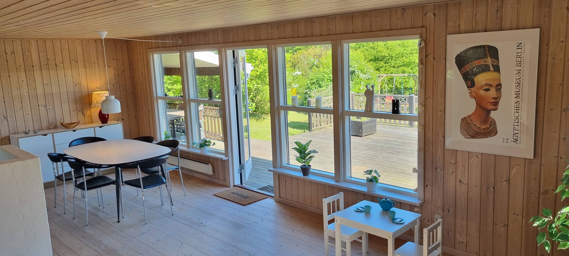 Skøn og ugeneret sommerhus med stor terrasse billede 5