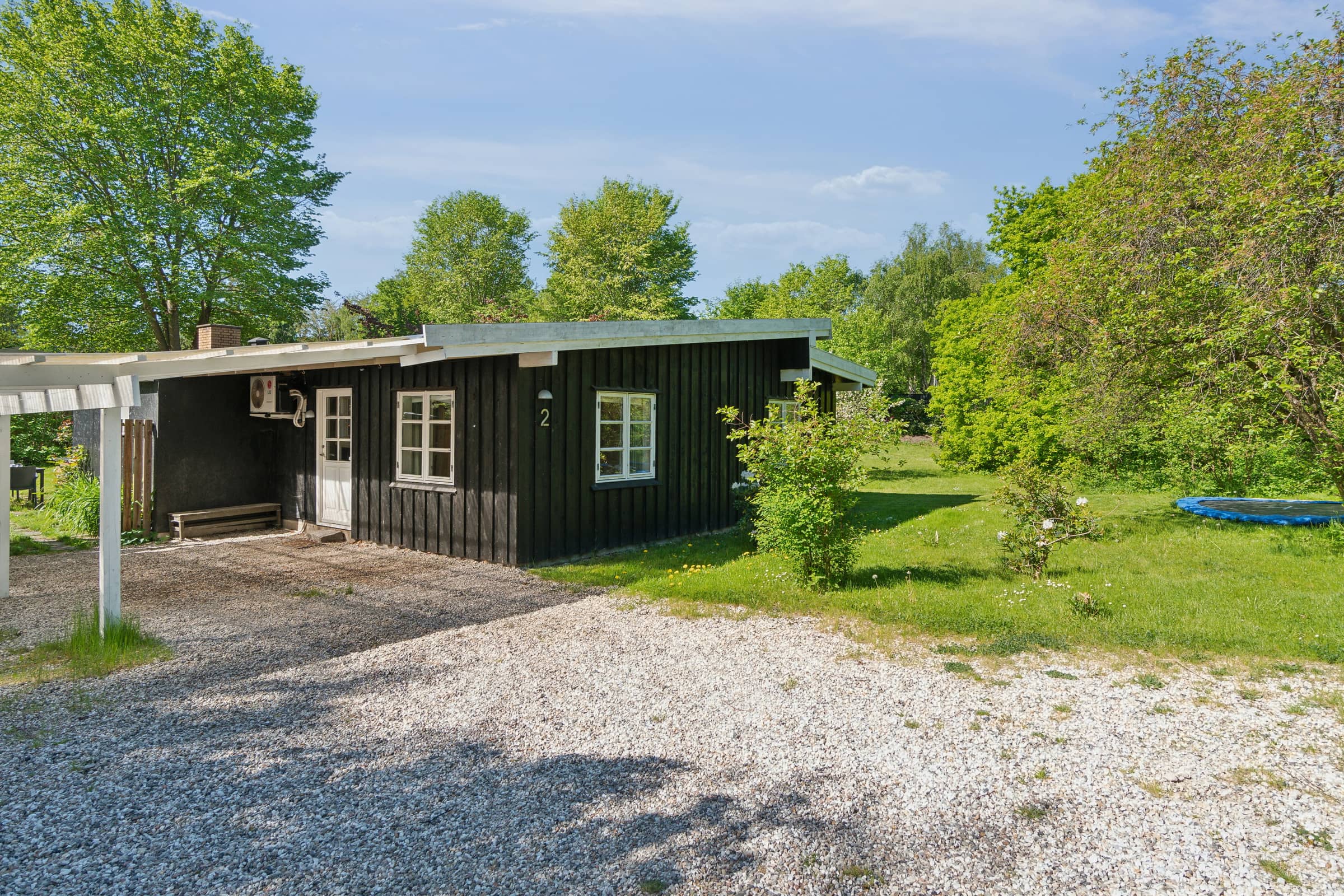 Rummeligt sommerhus med pool billede 4