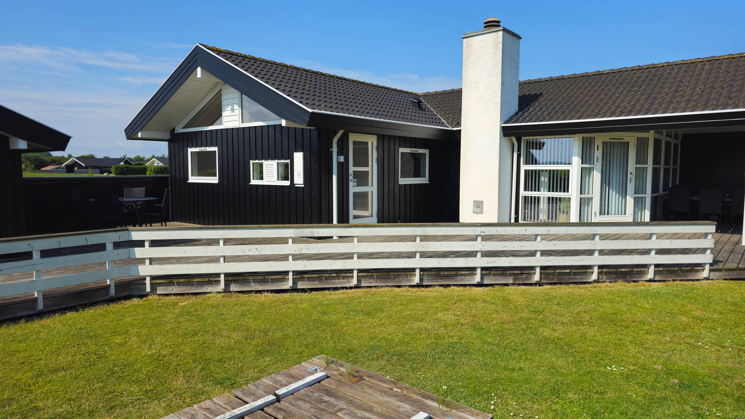 Hyggeligt og moderne sommerhus med alt i udstyr billede 3