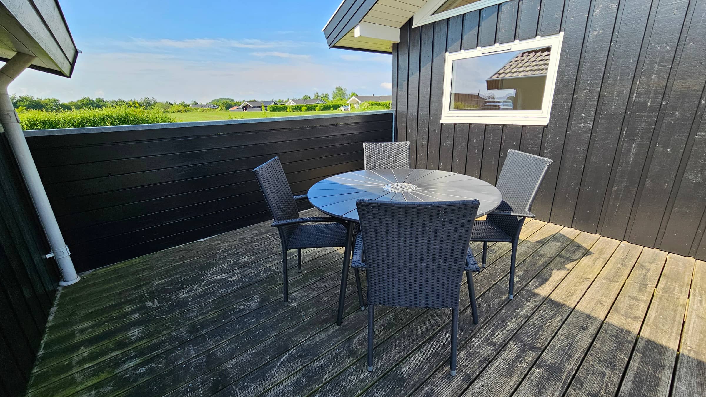Hyggeligt og moderne sommerhus med alt i udstyr billede 5