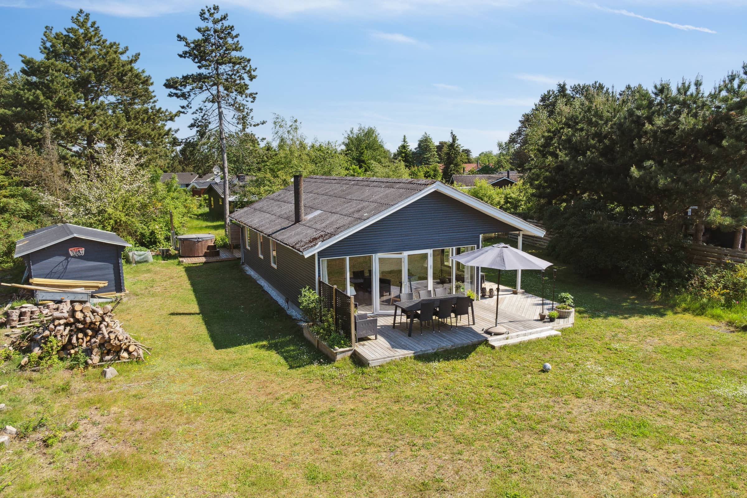 Hyggeligt sommerhus med vildmarksbad billede 2