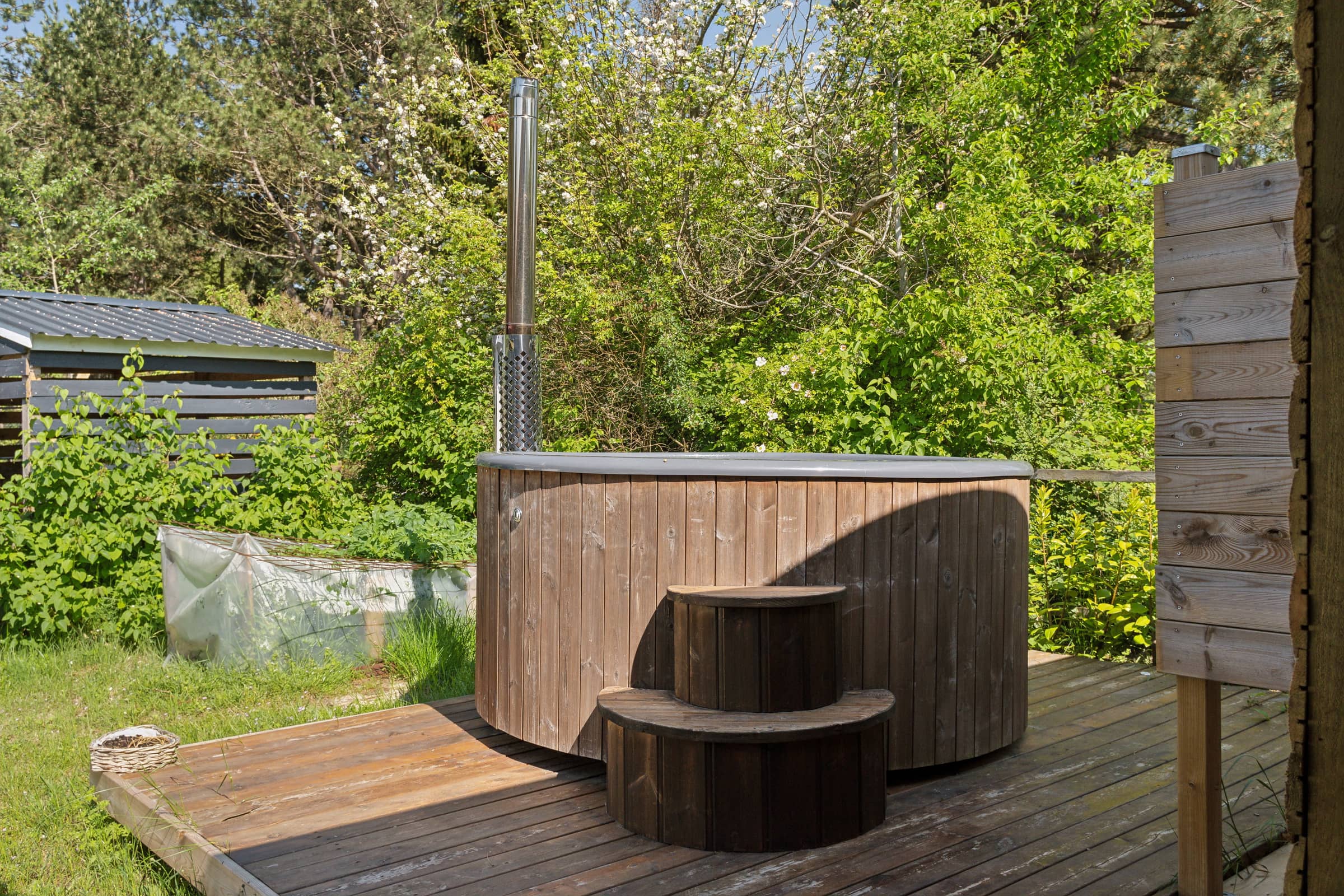 Hyggeligt sommerhus med vildmarksbad billede 3
