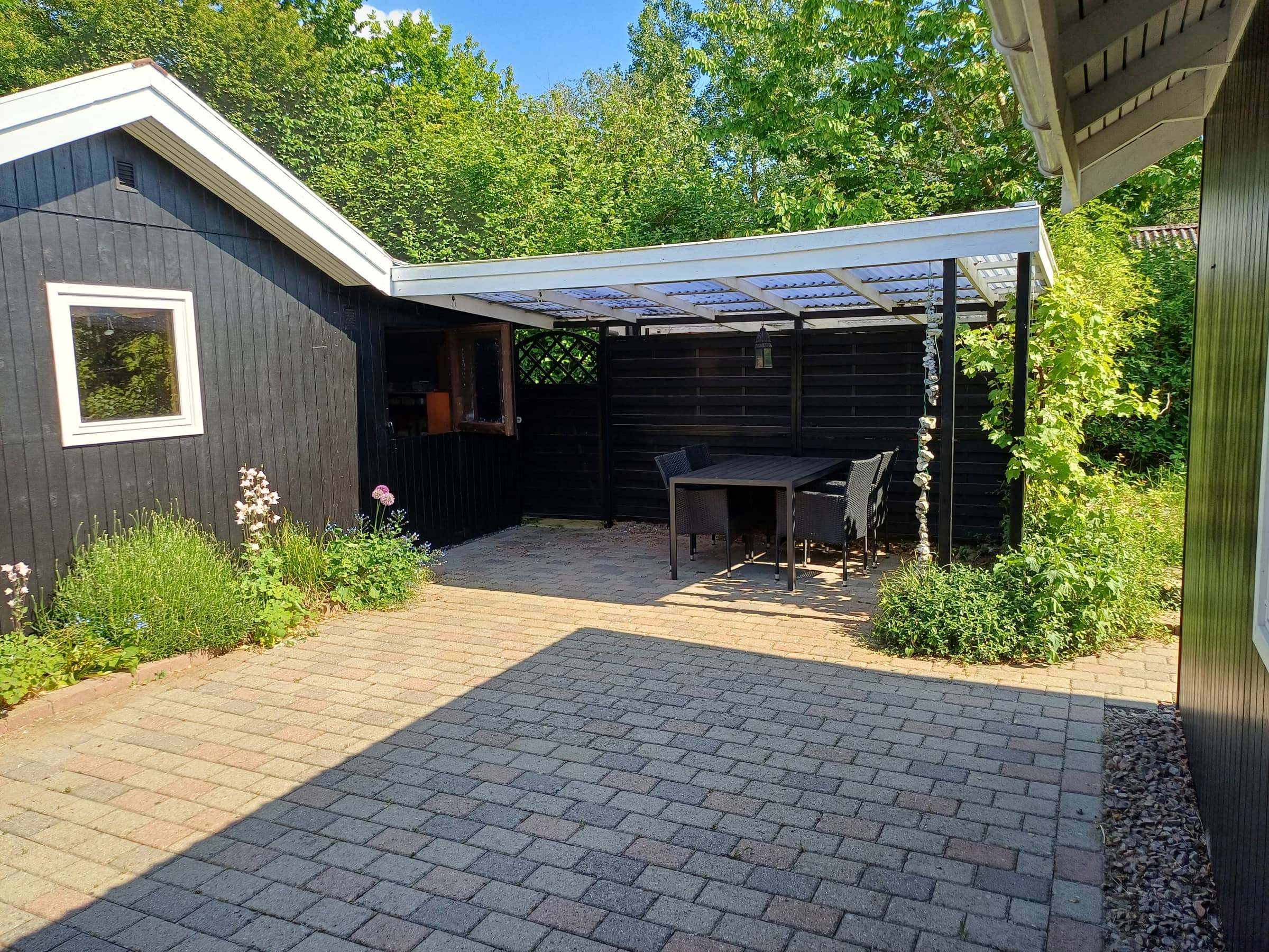 Hyggeligt sommerhus med vildmarksbad billede 3