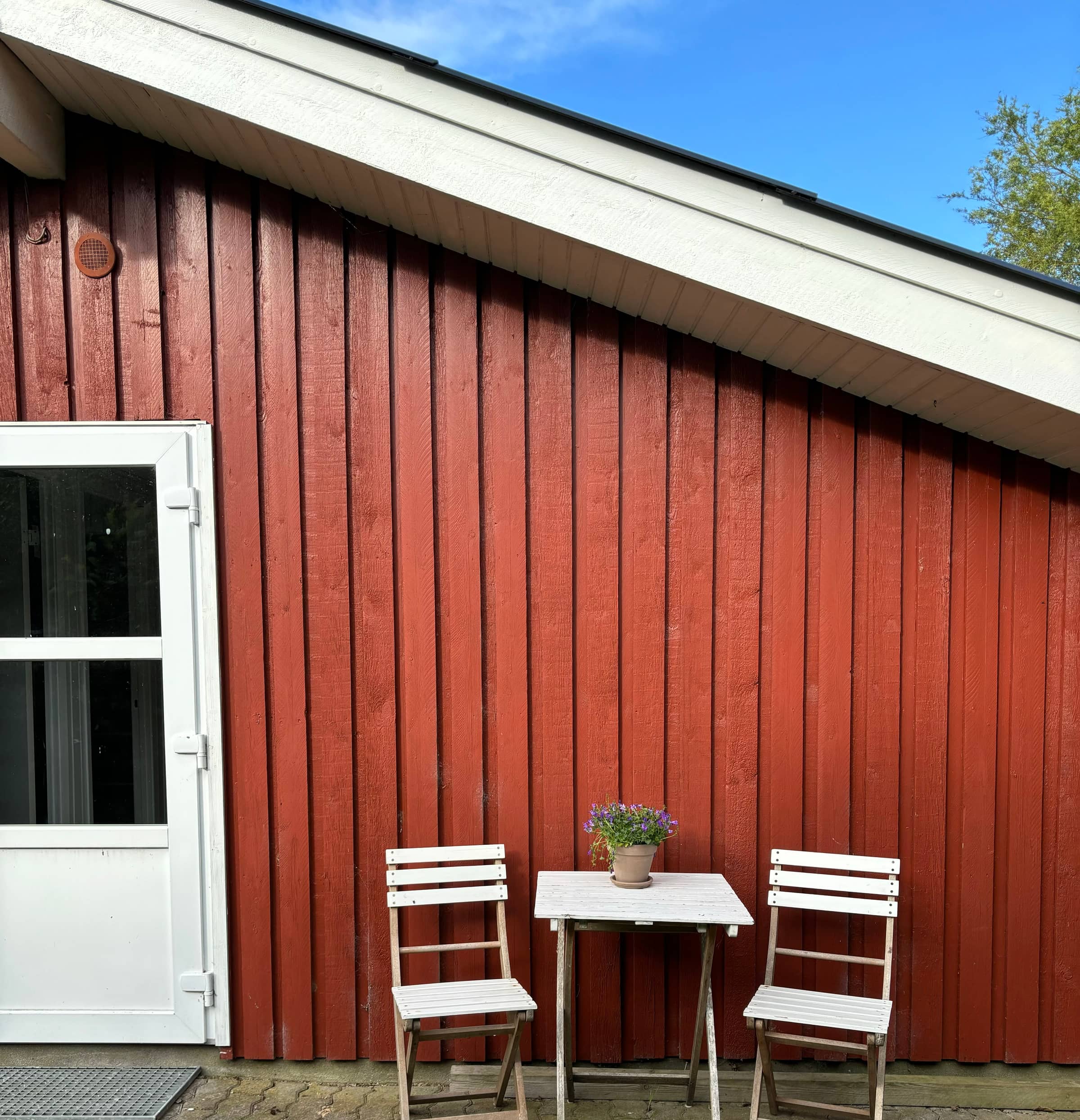Hyggeligt sommerhus med vildmarksbad nær strand billede 5