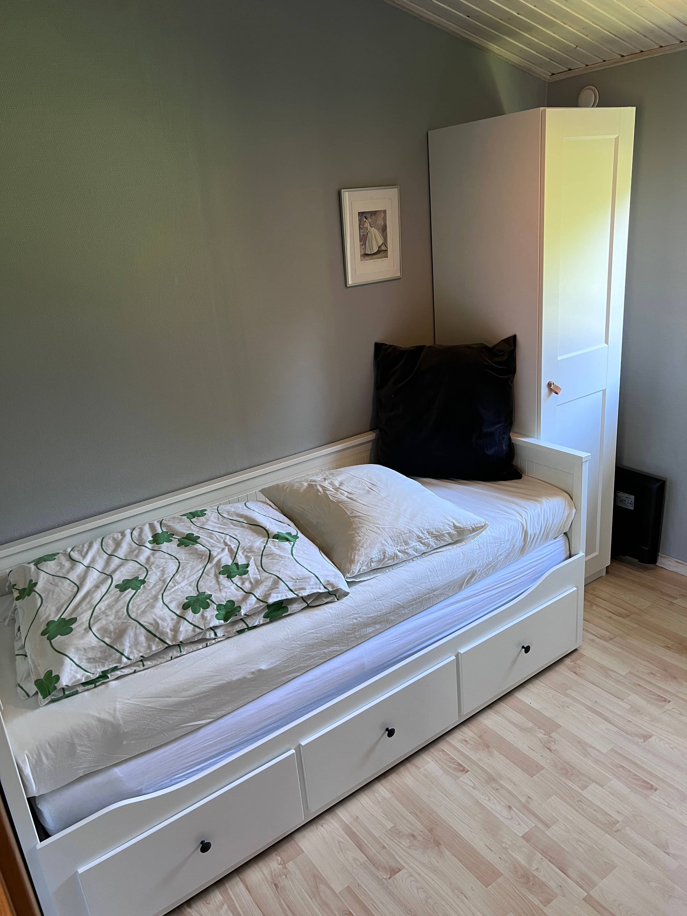 Hyggeligt sommerhus på ugenert grund billede 3