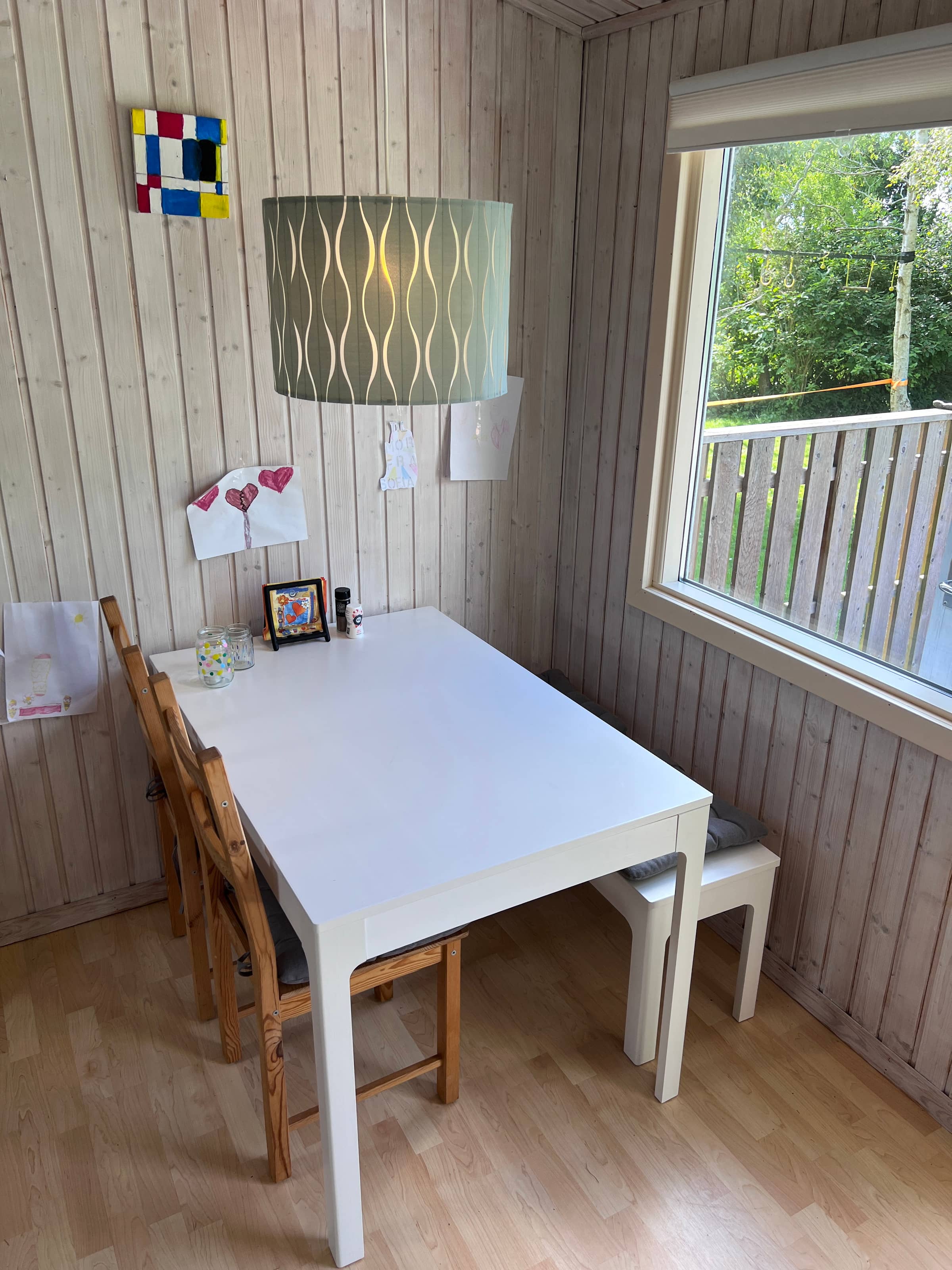 Hyggeligt sommerhus på ugenert grund billede 5