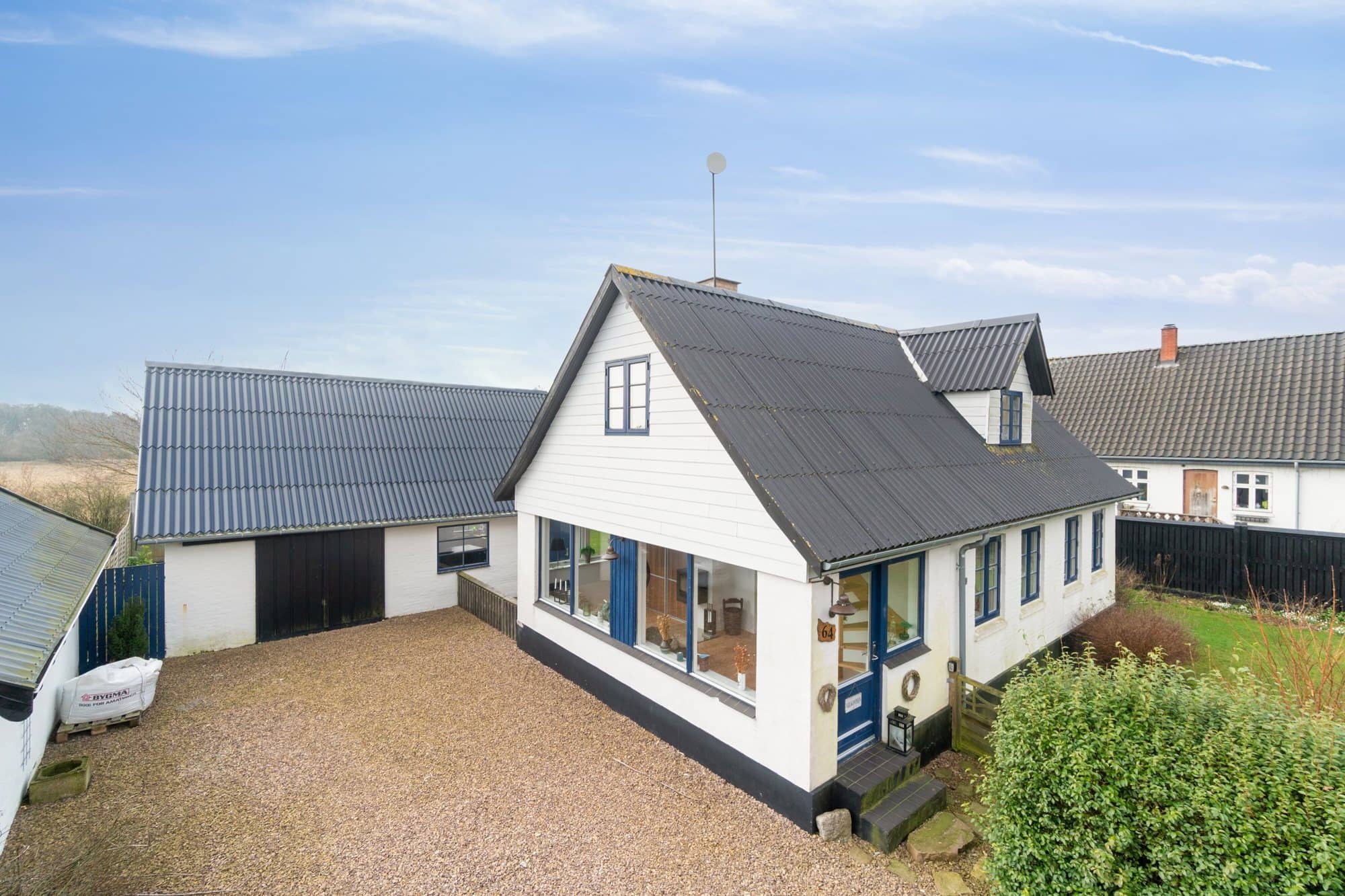 Moderne hus i Aakirkeby med plads til afslapning billede 2