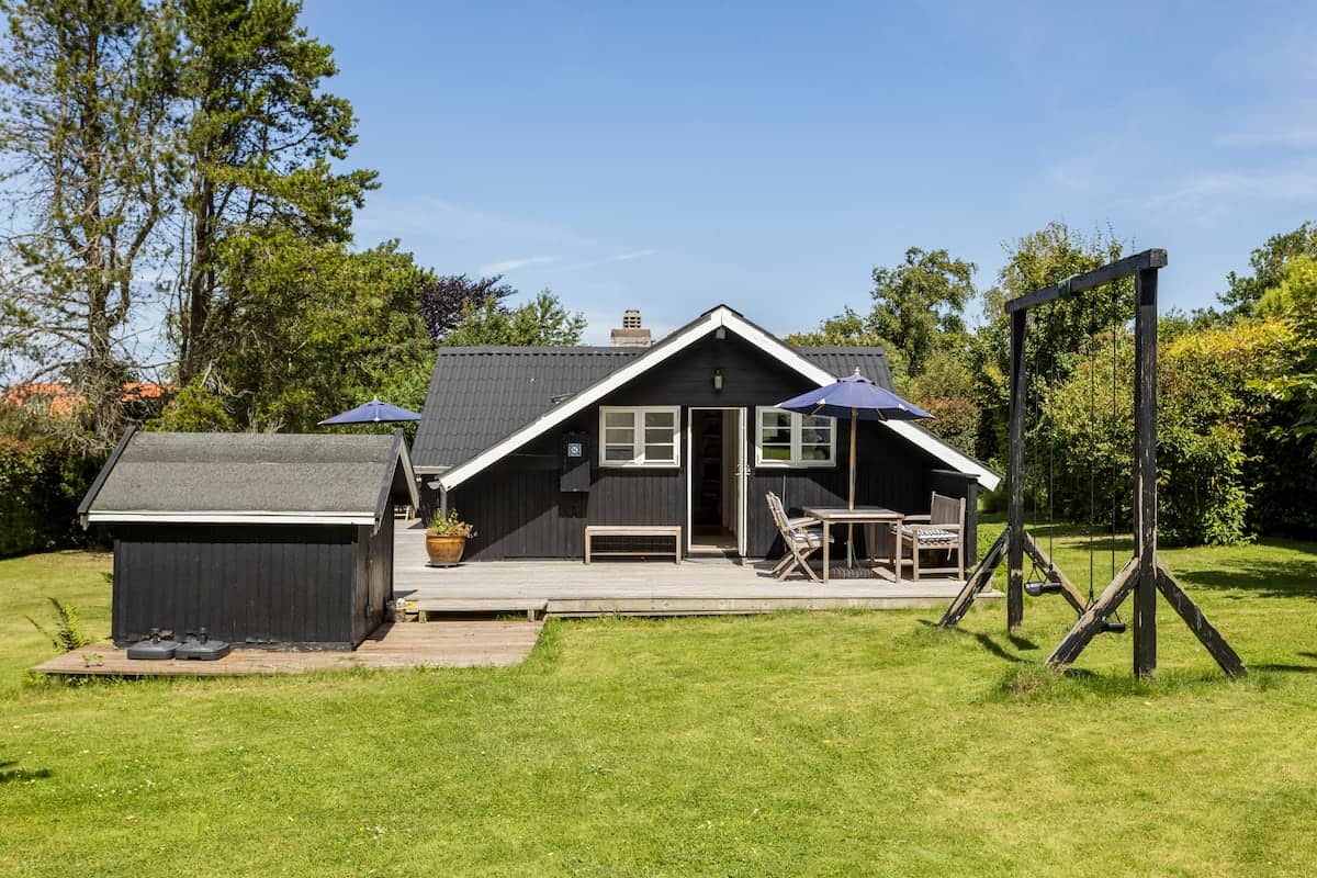 Idyllisk træsommerhus tæt på by, strand og skov billede 3