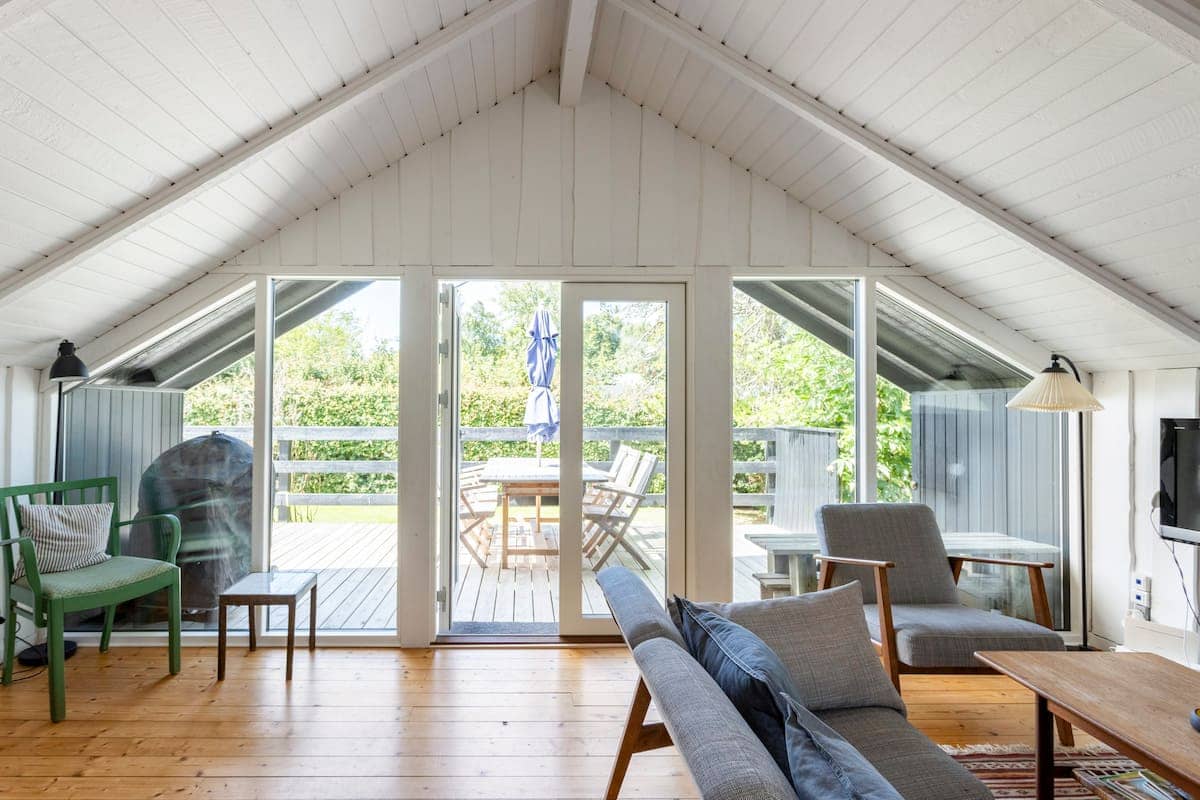 Idyllisk træsommerhus tæt på by, strand og skov billede 4
