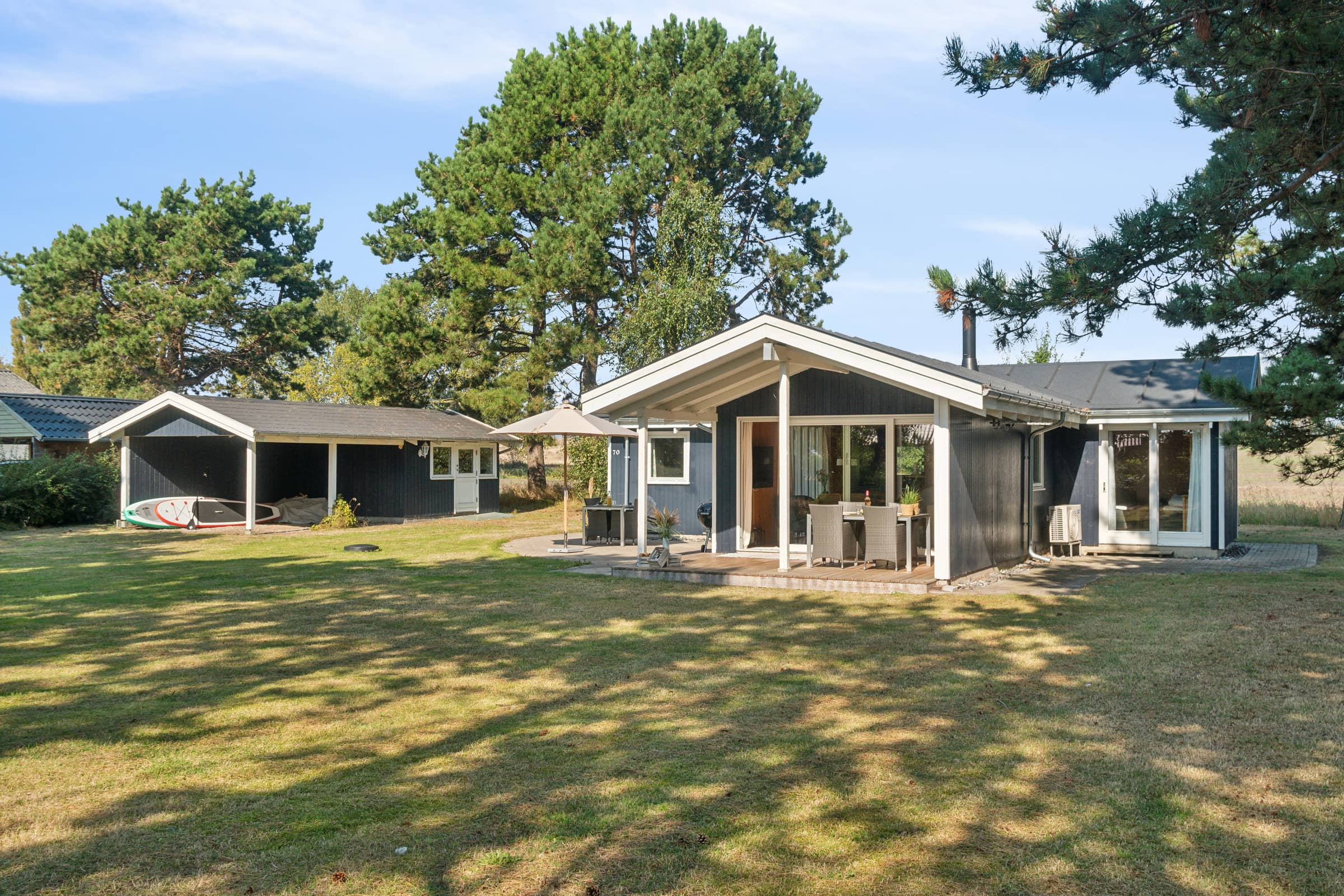 Idyllisk sommerhus få meter fra kysten billede 2