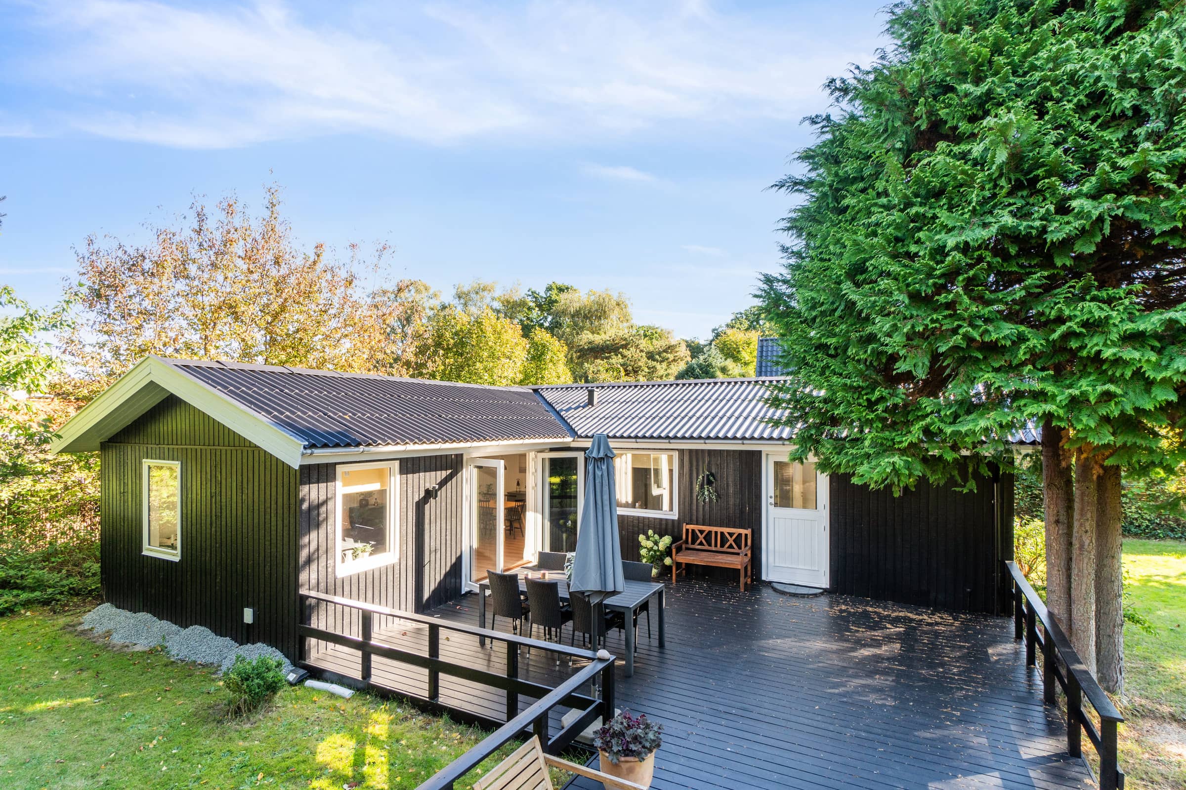 Nyrenoveret og moderne sommerhus tæt på stranden billede 2