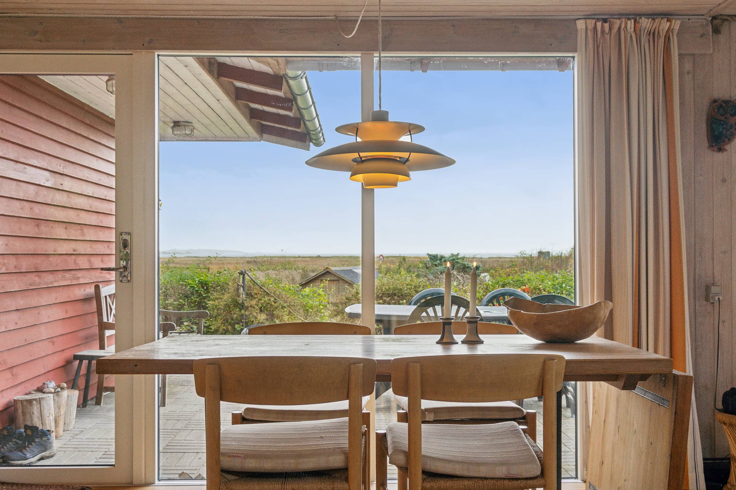 Udsigt til hav og natur i hyggeligt sommerhus billede 5