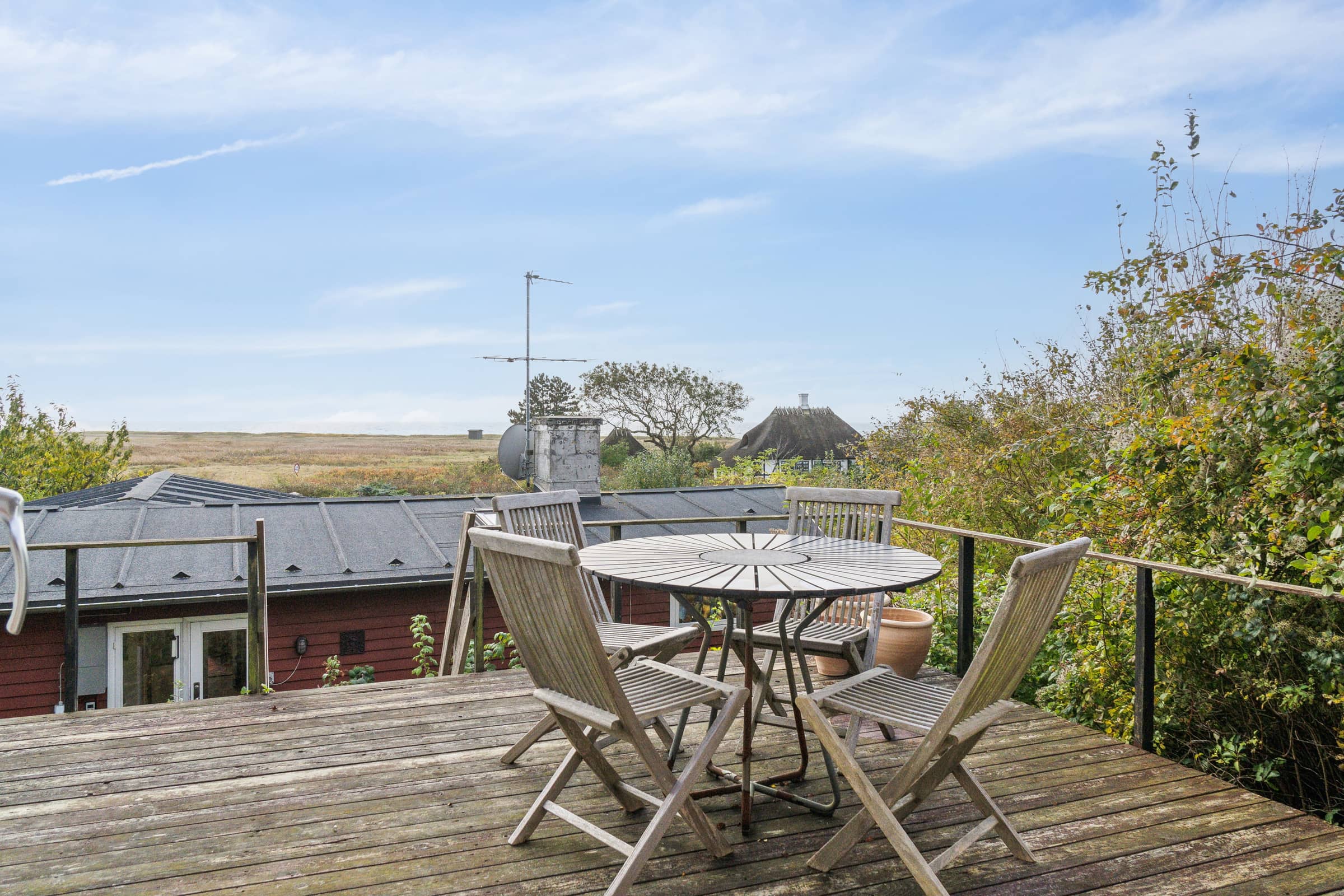 Udsigt til hav og natur i hyggeligt sommerhus billede 3