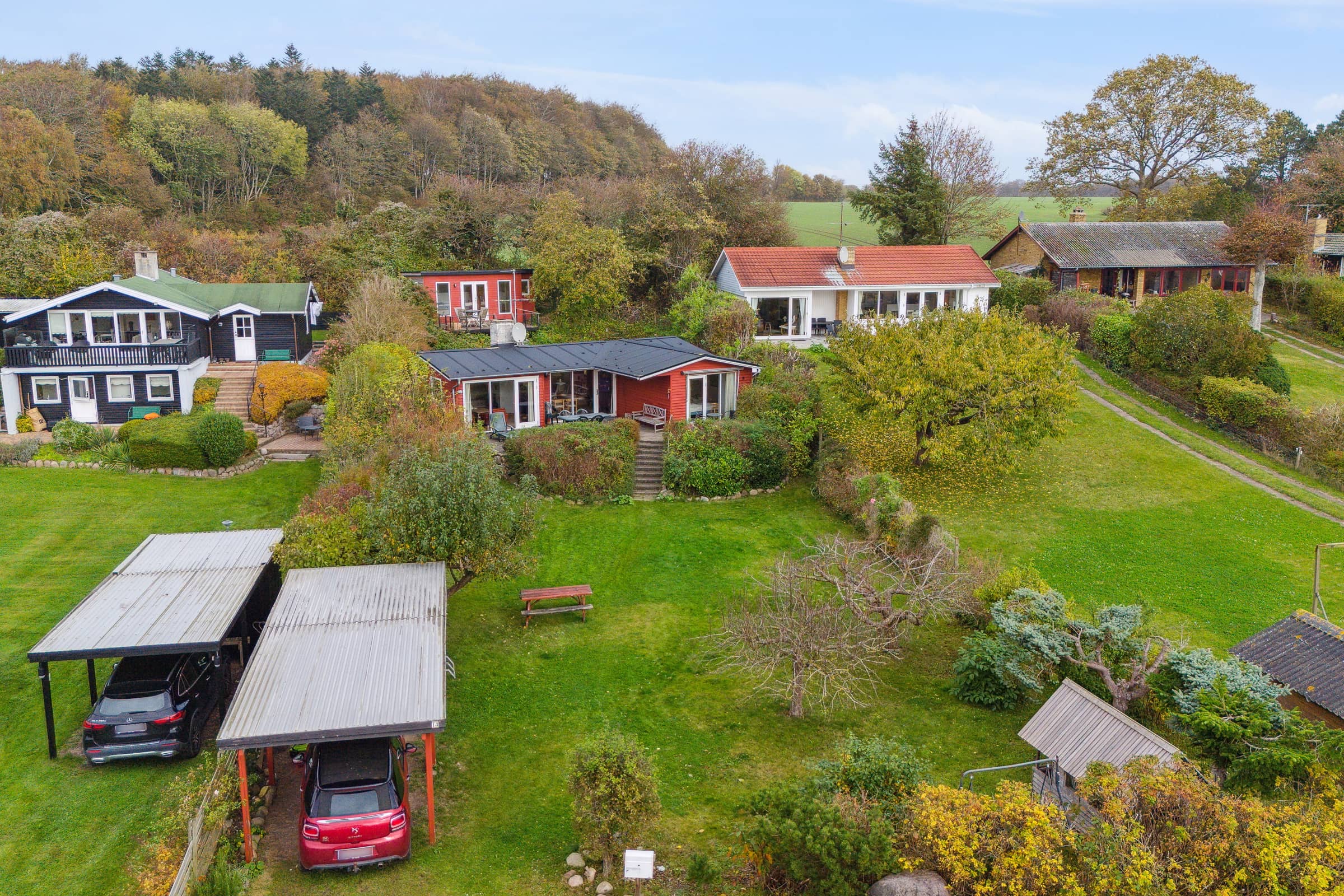 Sommerhus og anneks omringet af natur billede 2