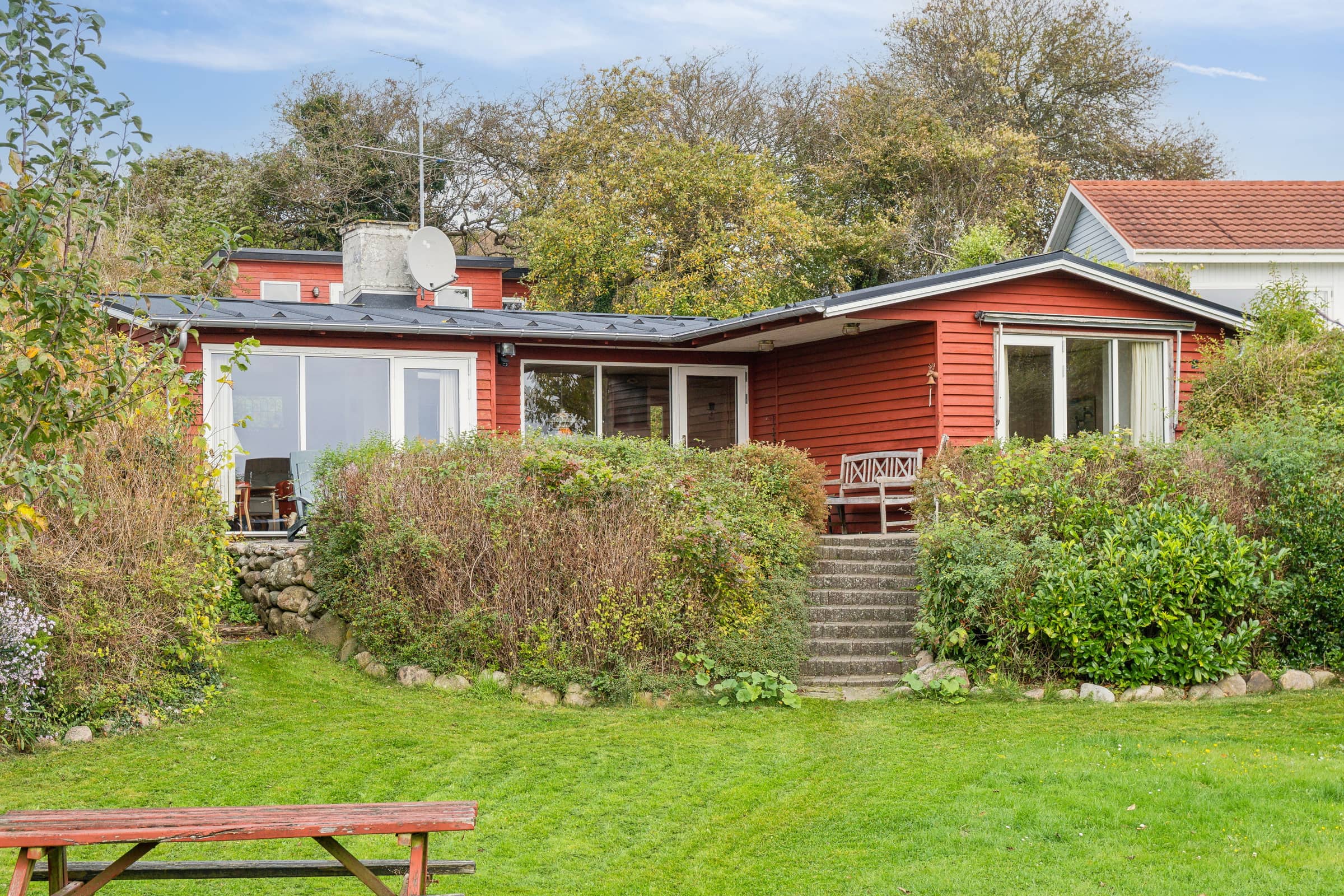 Sommerhus og anneks omringet af natur billede 3