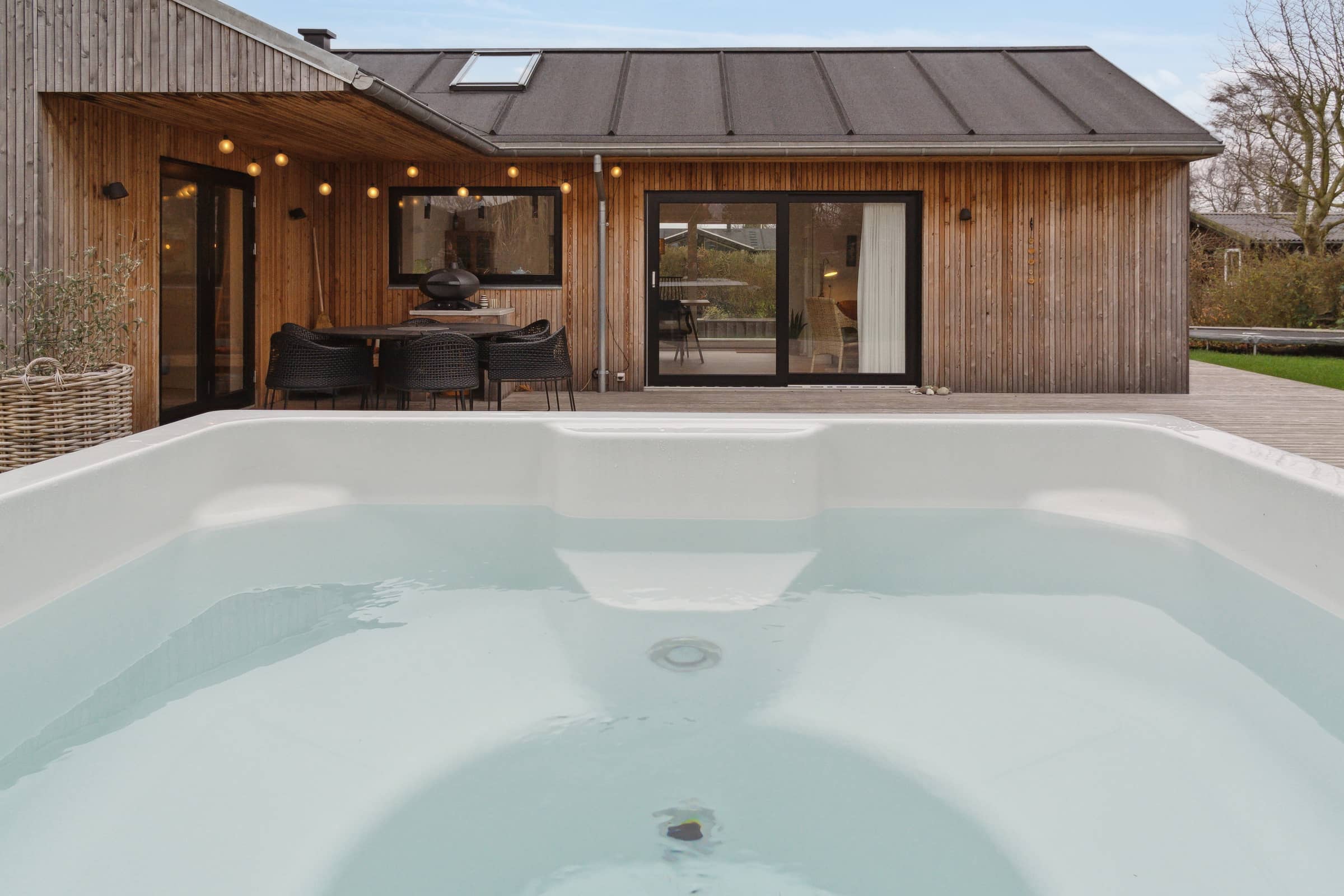 Naturskønt sommerhus med plads til hele familien billede 3