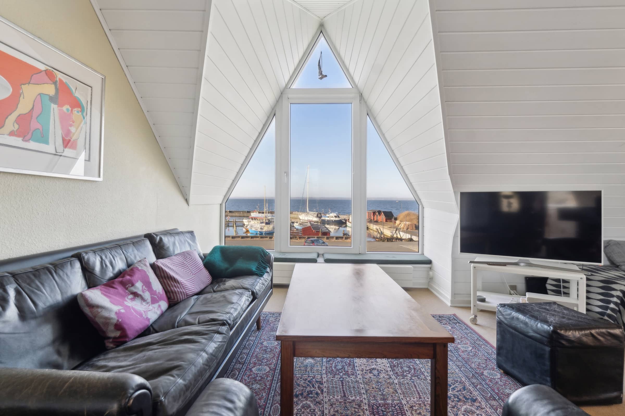 Sommerhus med udsigt over havn og hav billede 4