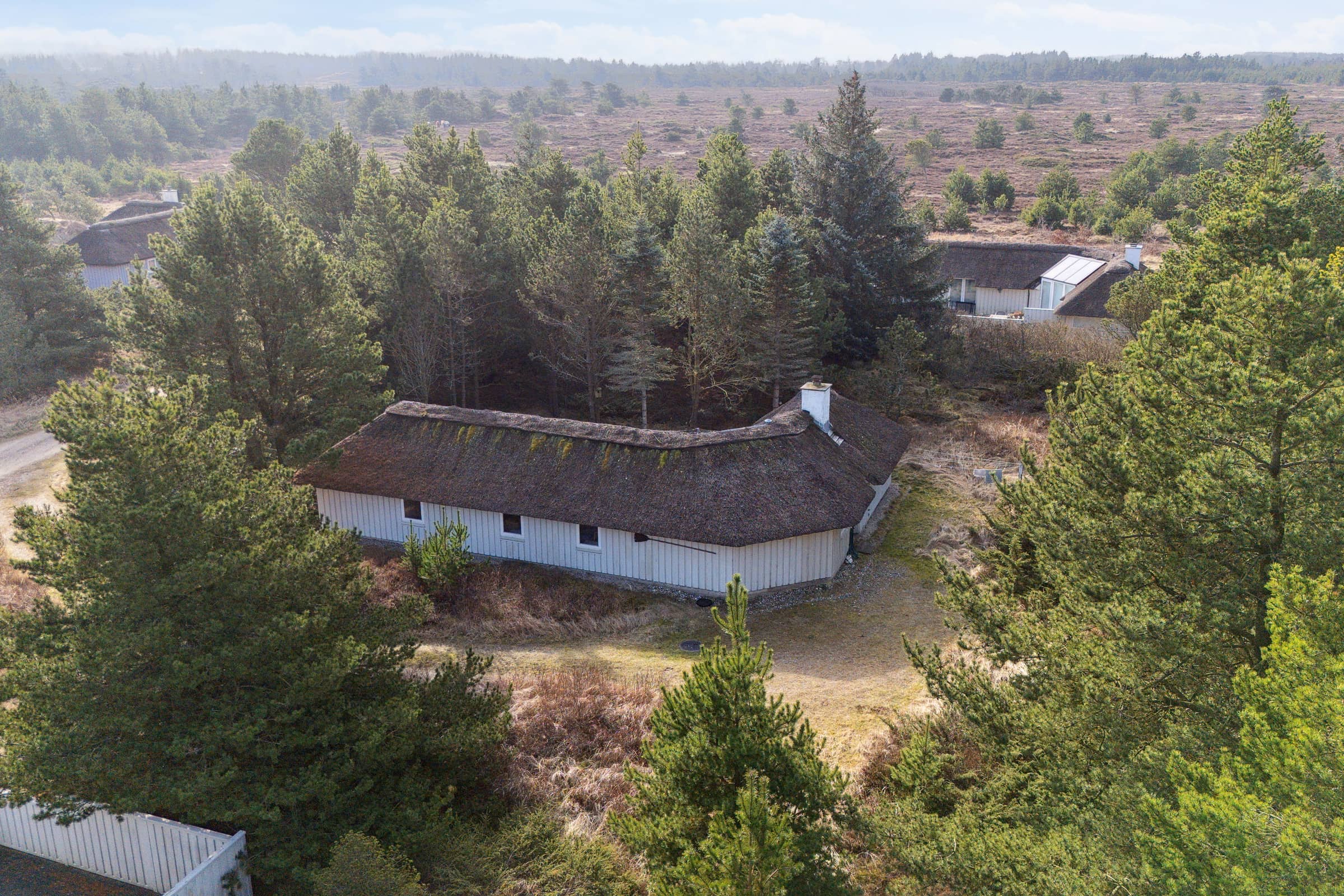 Skønt stråtækt sommerhus i naturskønt område. billede 2